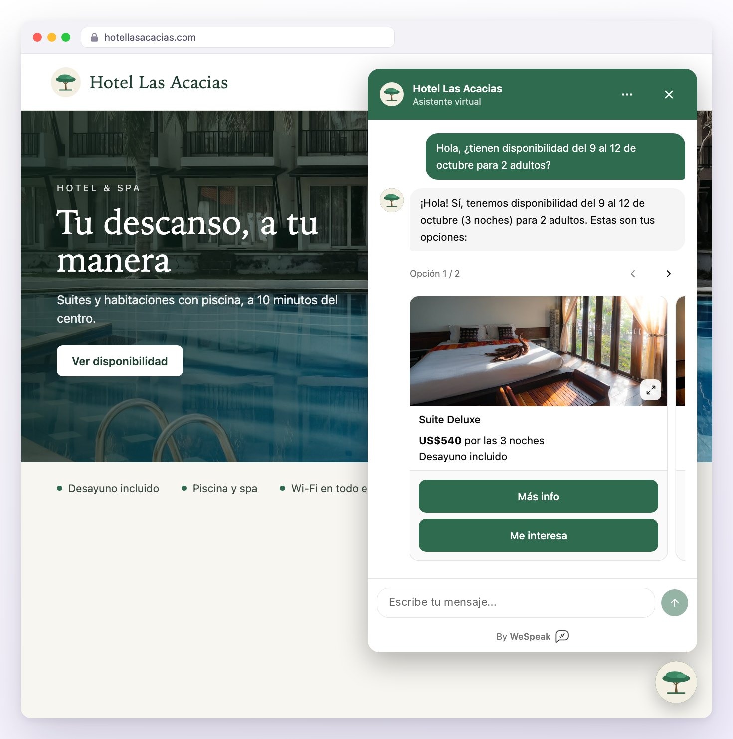 La web de un hotel con el Chat Web abierto en la esquina: la visitante pregunta por disponibilidad y el asistente responde con tarjetas de habitaciones, con foto, precio y los botones Más info y Me interesa