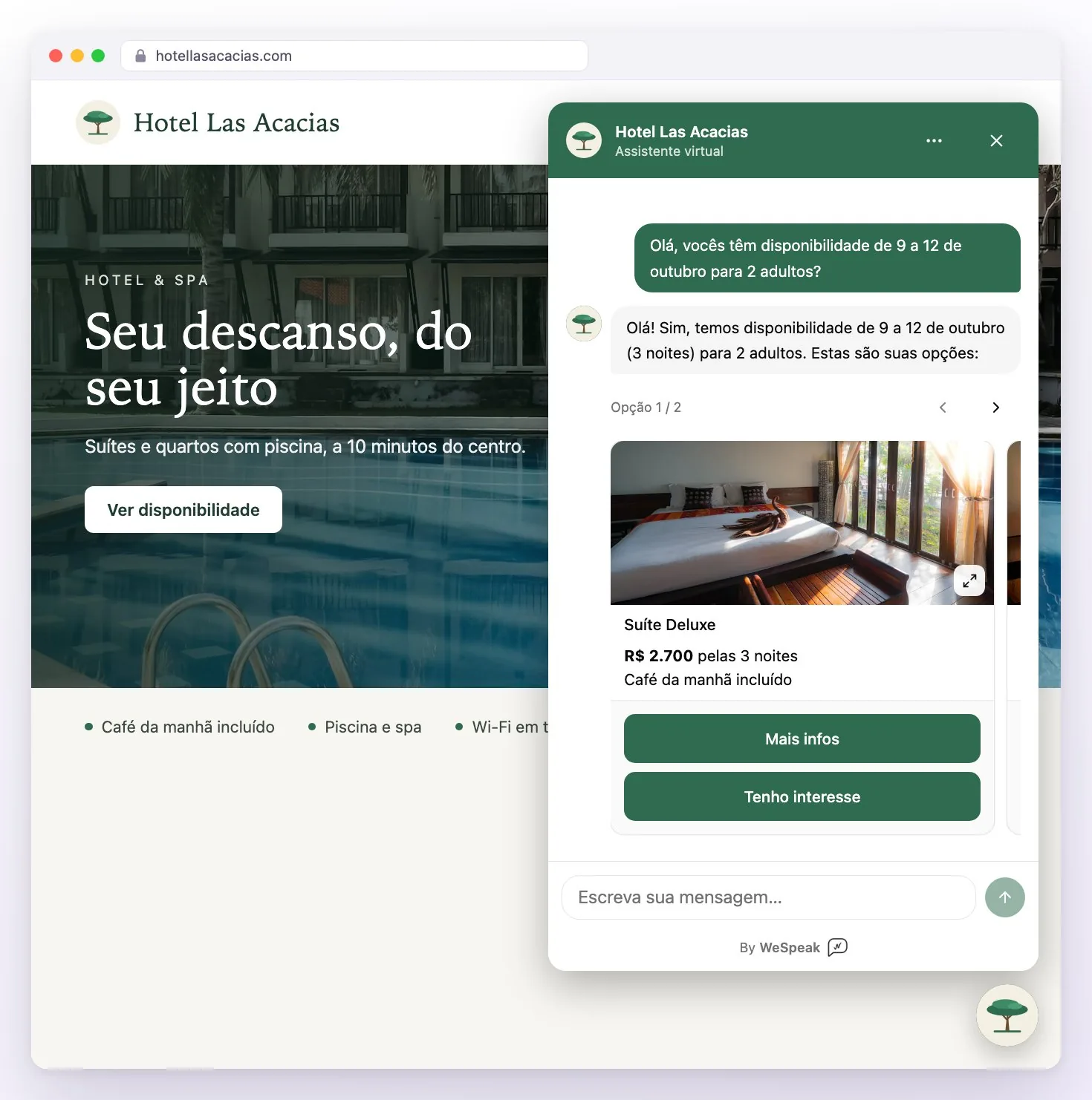 O site de um hotel com o Chat Web aberto no canto: a visitante pergunta sobre disponibilidade e o assistente responde com cartões de acomodações, com foto, preço e os botões Mais infos e Tenho interesse