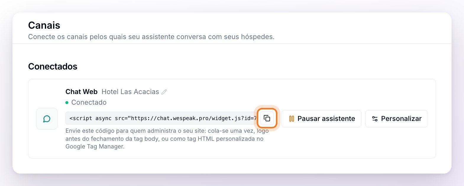 O cartão Chat Web em Conectados: o nome da propriedade, o status Conectado, o código de instalação com o botão de copiar destacado e os botões Pausar assistente e Personalizar