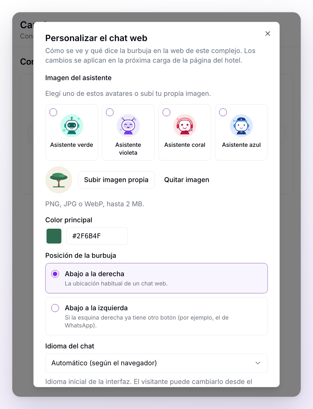 El diálogo Personalizar el chat web, parte de arriba: los cuatro avatares, la imagen propia del hotel con los botones Subir imagen propia y Quitar imagen, el color principal, la posición de la burbuja y el idioma del chat
