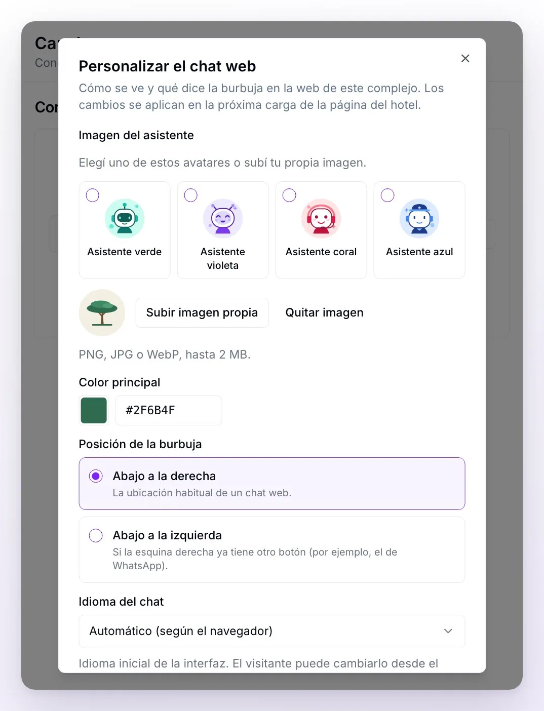 El diálogo Personalizar el chat web, parte de arriba: los cuatro avatares, la imagen propia del hotel con los botones Subir imagen propia y Quitar imagen, el color principal, la posición de la burbuja y el idioma del chat