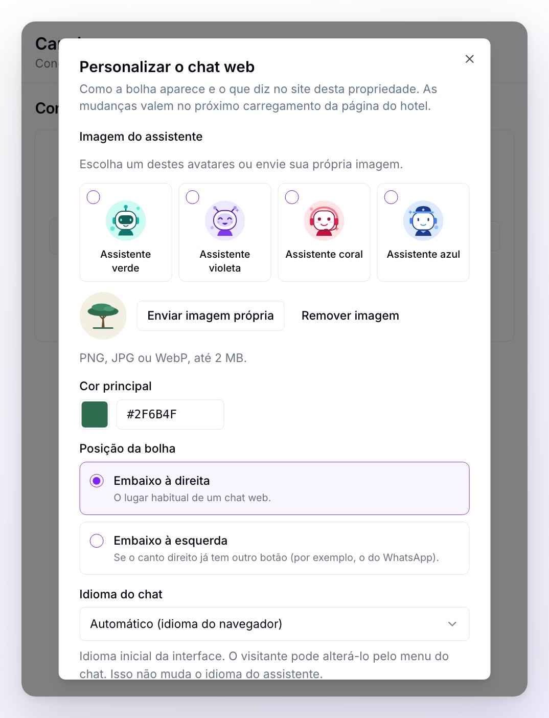 A janela Personalizar o chat web, parte de cima: os quatro avatares, a imagem própria do hotel com os botões Enviar imagem própria e Remover imagem, a cor principal, a posição da bolha e o idioma do chat