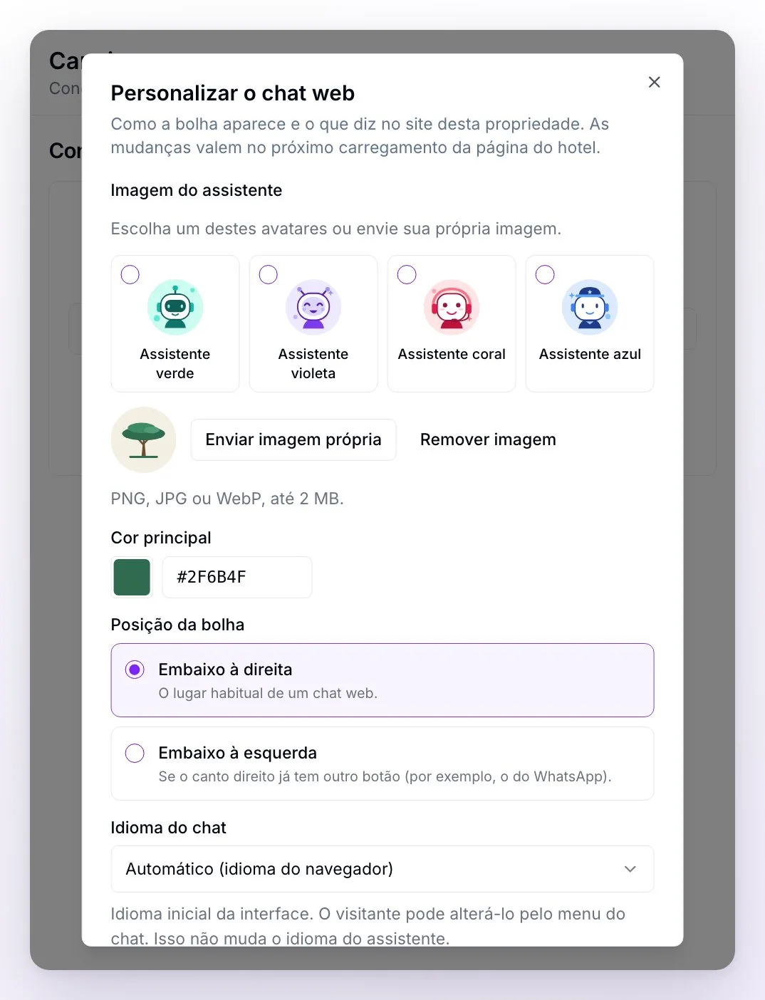 A janela Personalizar o chat web, parte de cima: os quatro avatares, a imagem própria do hotel com os botões Enviar imagem própria e Remover imagem, a cor principal, a posição da bolha e o idioma do chat
