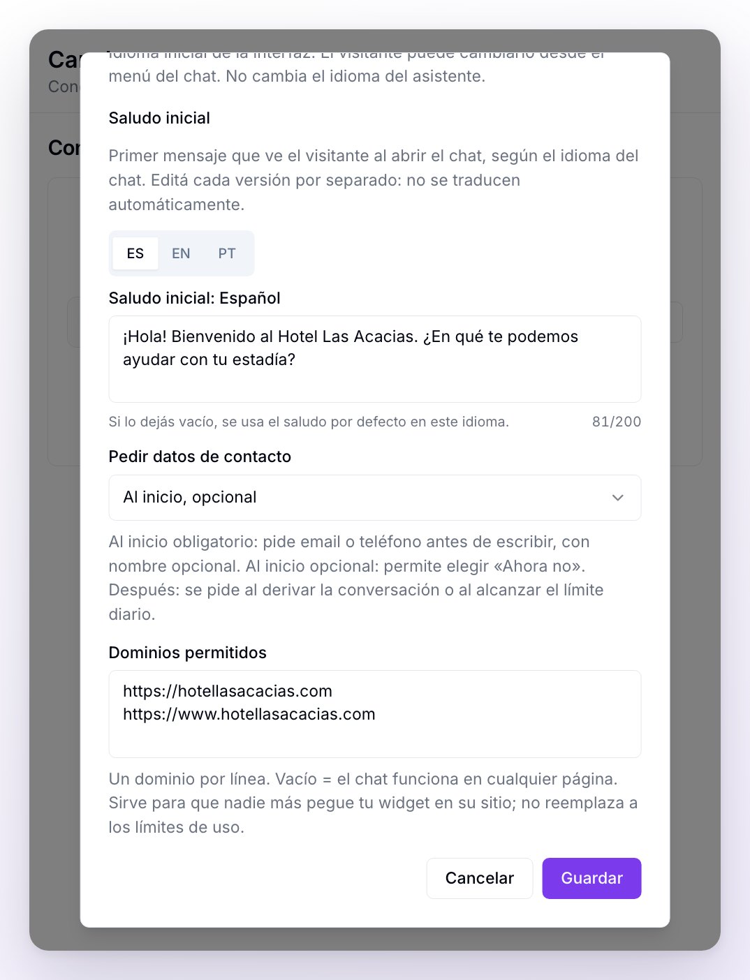 El mismo diálogo más abajo: el saludo inicial con sus pestañas ES, EN y PT, Pedir datos de contacto, Dominios permitidos y los botones Cancelar y Guardar