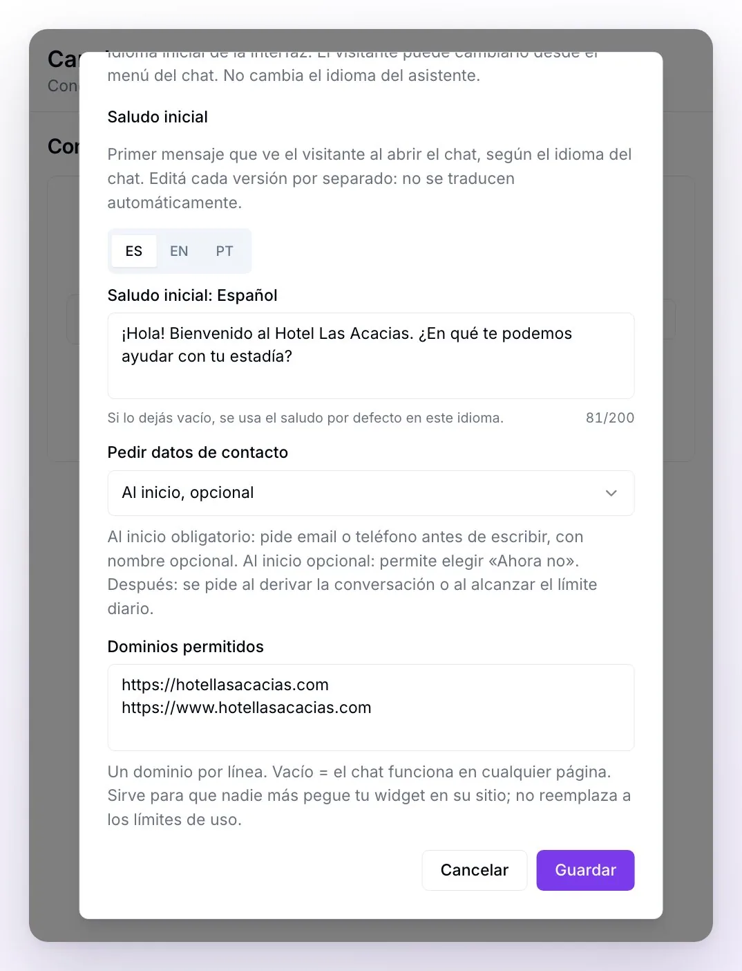 El mismo diálogo más abajo: el saludo inicial con sus pestañas ES, EN y PT, Pedir datos de contacto, Dominios permitidos y los botones Cancelar y Guardar