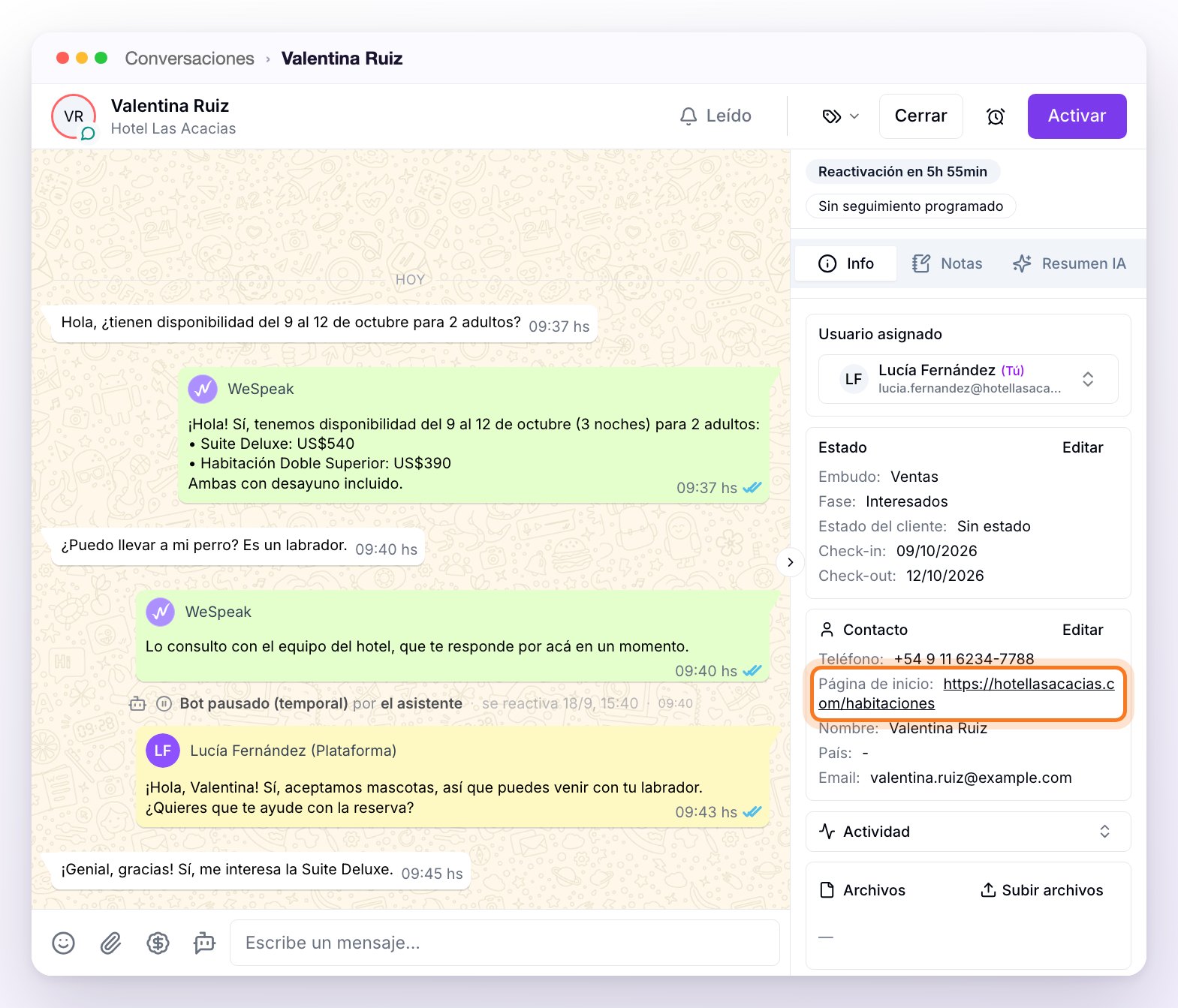 La bandeja de Chats con una conversación del Chat Web abierta: la consulta de la visitante, las respuestas del asistente, la de una persona del equipo y, a la derecha, la ficha del contacto con la Página de inicio señalada
