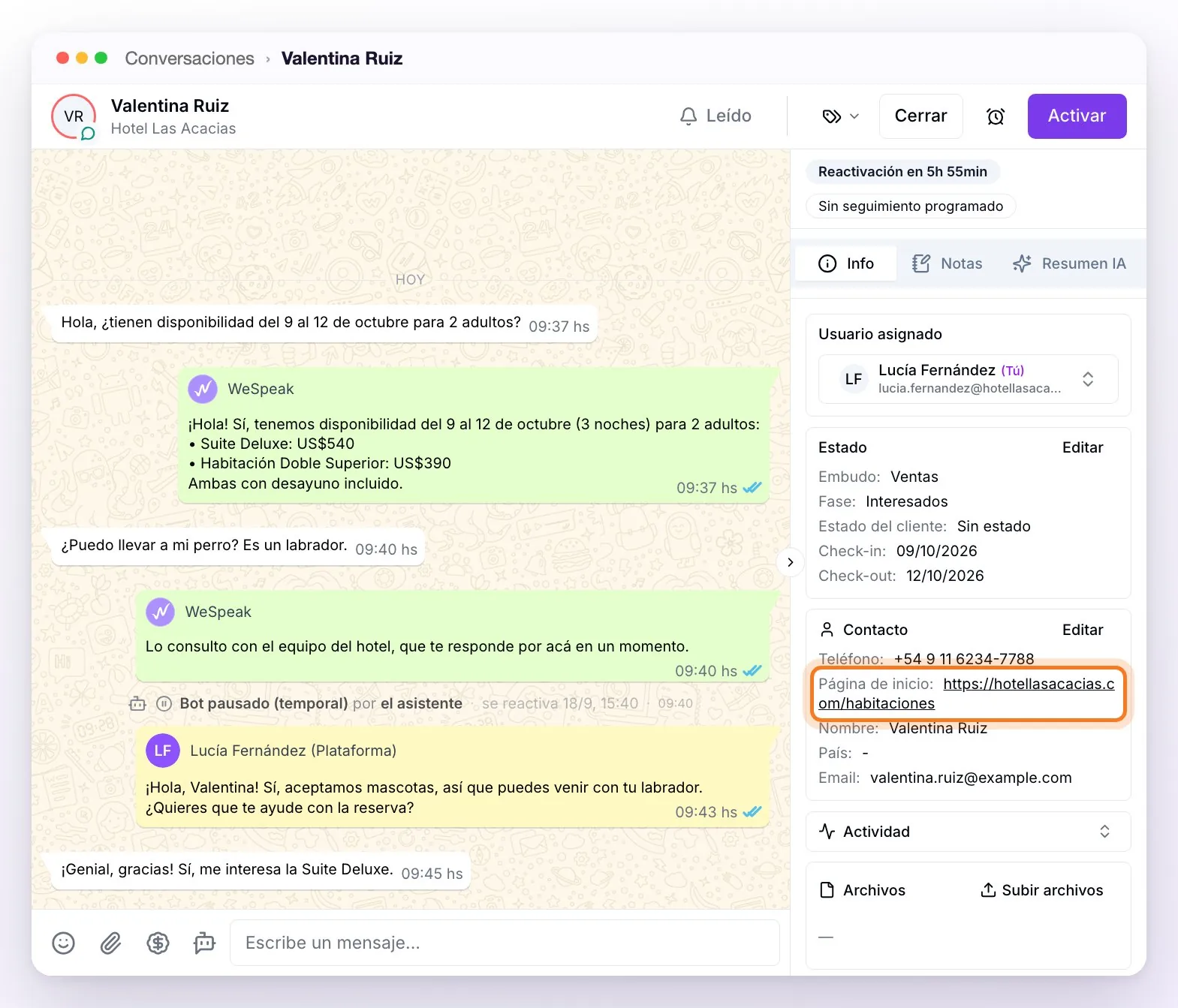 La bandeja de Chats con una conversación del Chat Web abierta: la consulta de la visitante, las respuestas del asistente, la de una persona del equipo y, a la derecha, la ficha del contacto con la Página de inicio señalada