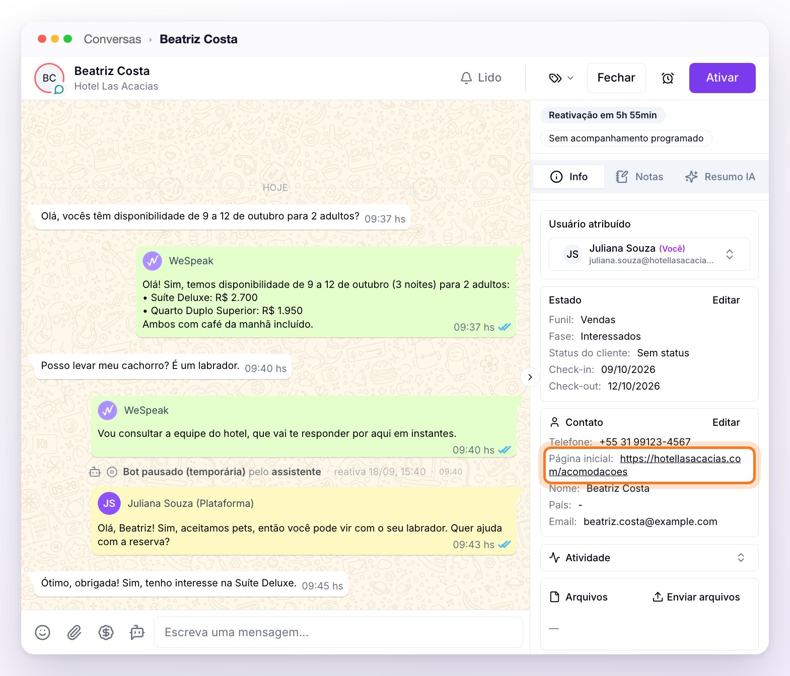 A caixa de Chats com uma conversa do Chat Web aberta: a pergunta da visitante, as respostas do assistente, a de uma pessoa da equipe e, à direita, a ficha do contato com a Página inicial destacada