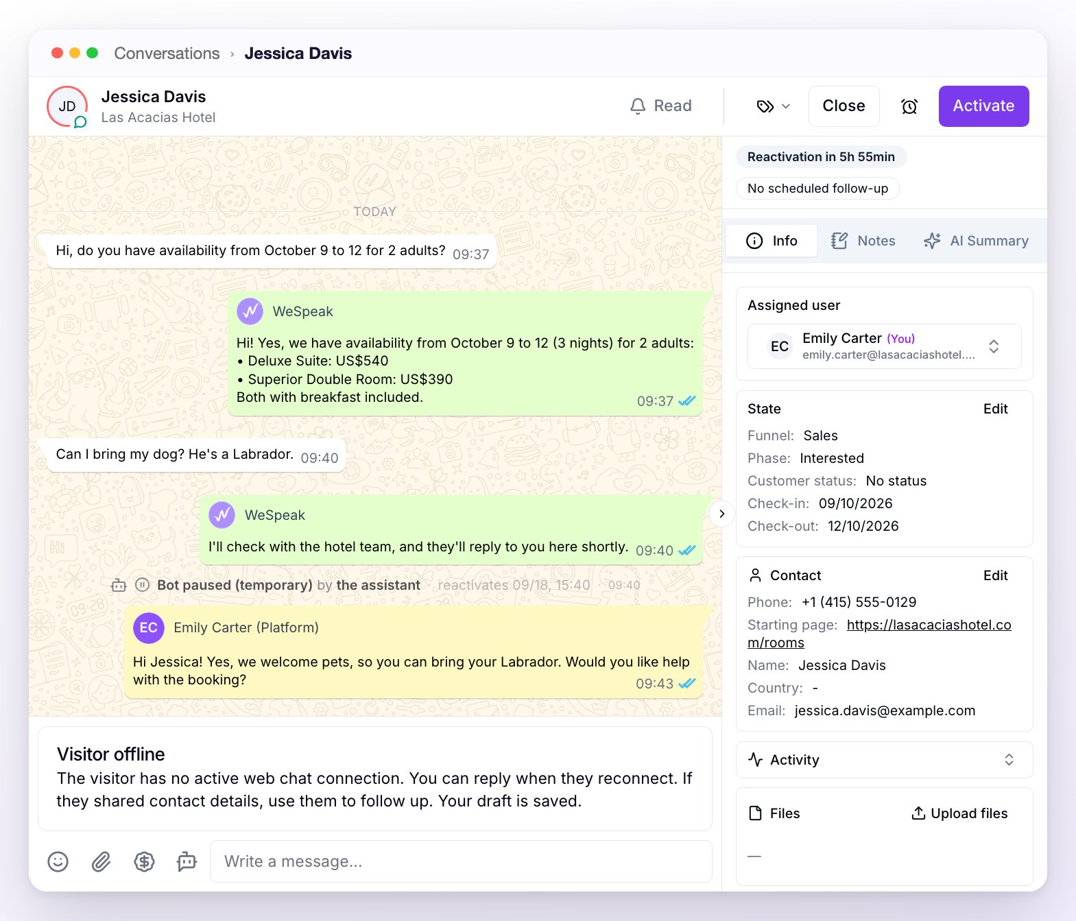 The conversation with the Visitor offline notice above the message box, which is disabled