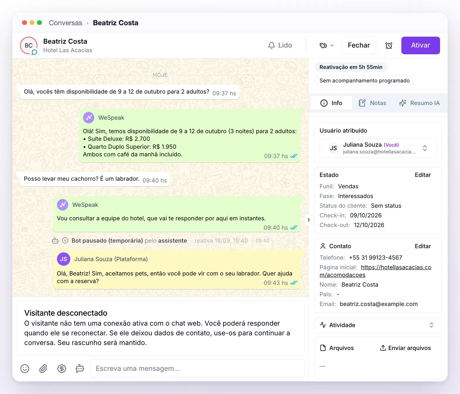 A conversa com o aviso Visitante desconectado acima da caixa de texto, que fica desabilitada