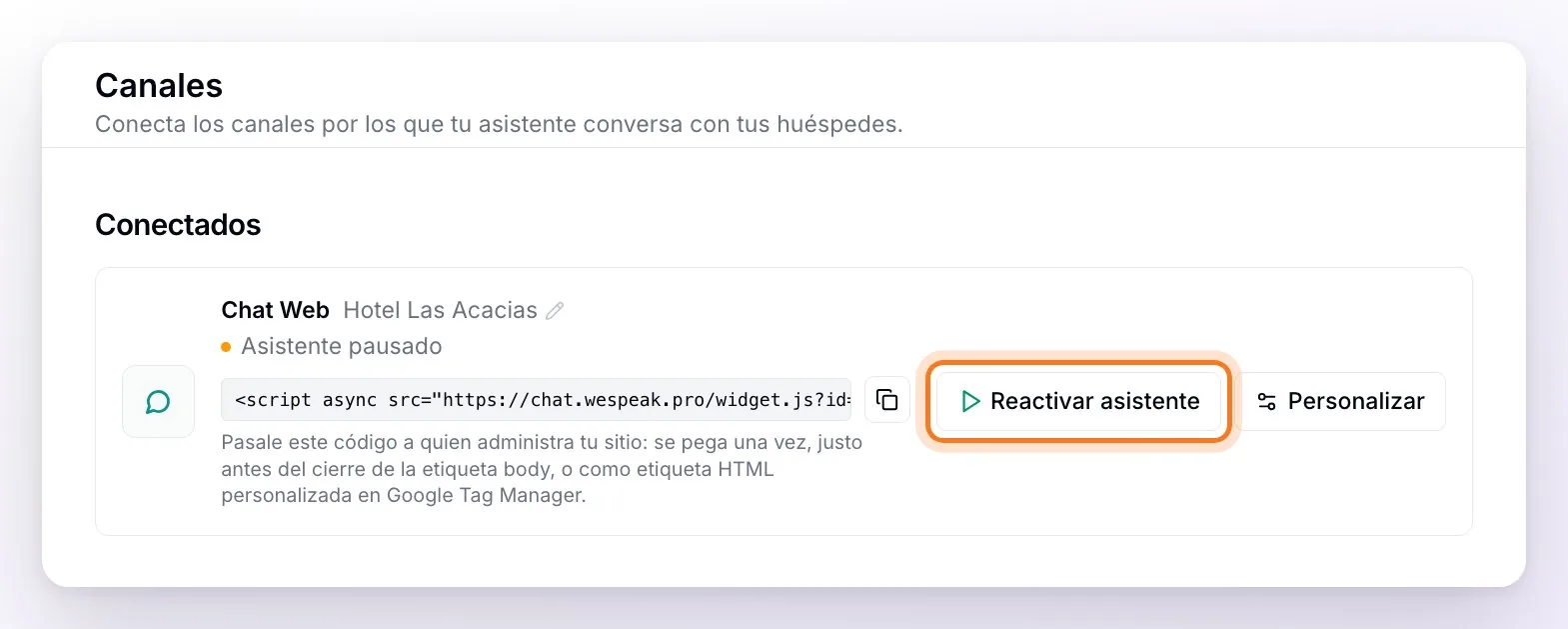 La tarjeta Chat Web con el estado Asistente pausado y el botón Reactivar asistente señalado
