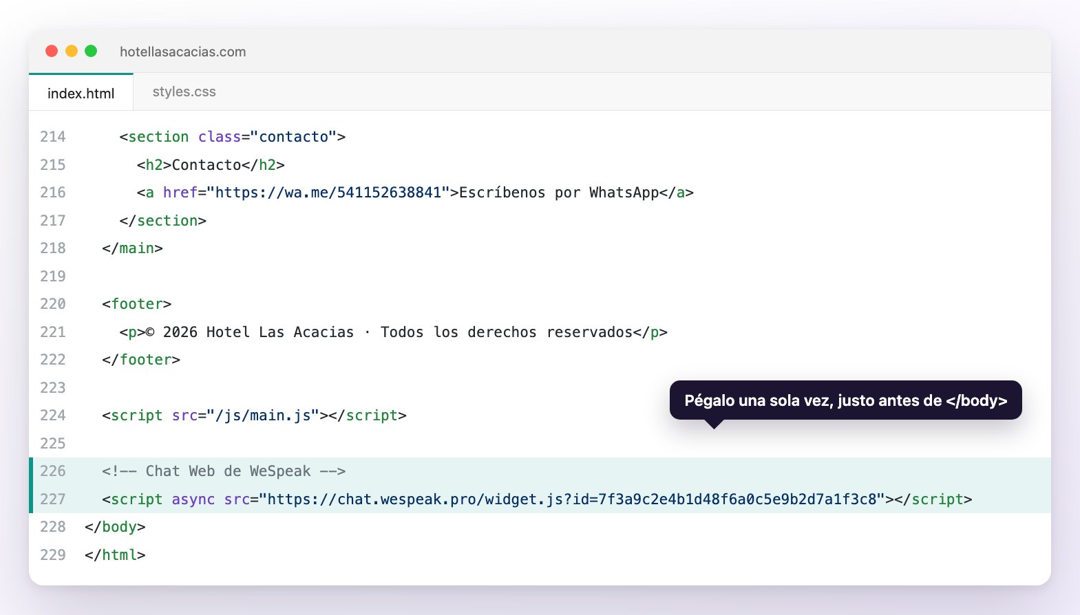 El final del HTML de la web de un hotel en un editor de código, con el código del Chat Web resaltado en la línea anterior a </body>