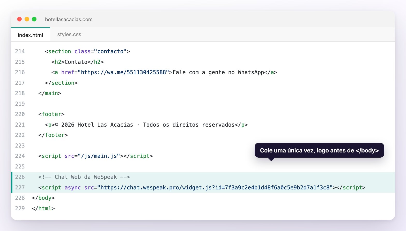 O final do HTML do site de um hotel num editor de código, com o código do Chat Web destacado na linha anterior a </body>