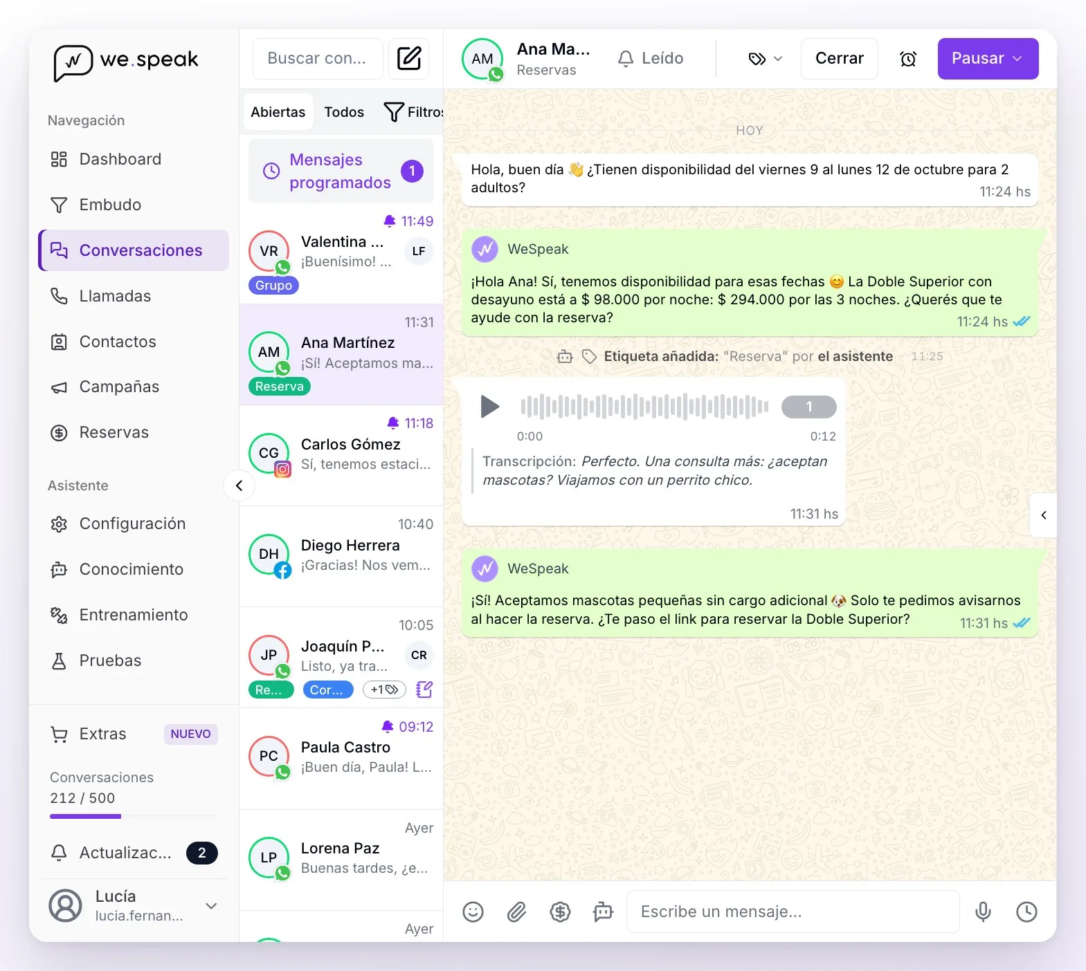 La sección Conversaciones: el menú lateral con Conversaciones marcado, la lista con el buscador, los botones Abiertas, Todos y Filtros, Mensajes programados y las conversaciones con su canal, sus etiquetas y la persona asignada, y a la derecha la conversación abierta con el cuadro de escritura