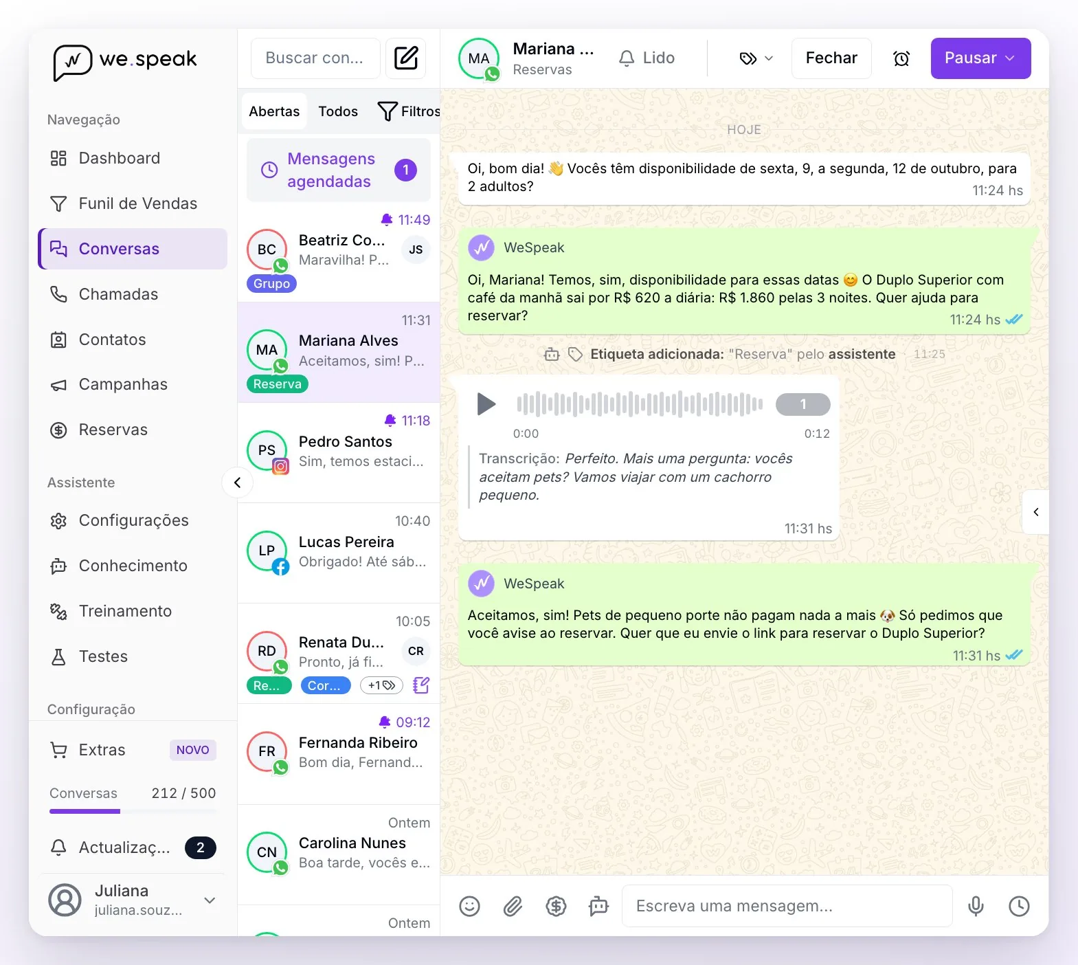 A seção Conversas: o menu lateral com Conversas marcado, a lista com o buscador, os botões Abertas, Todos e Filtros, Mensagens agendadas e as conversas com seu canal, suas etiquetas e a pessoa atribuída, e à direita a conversa aberta com a caixa de escrita