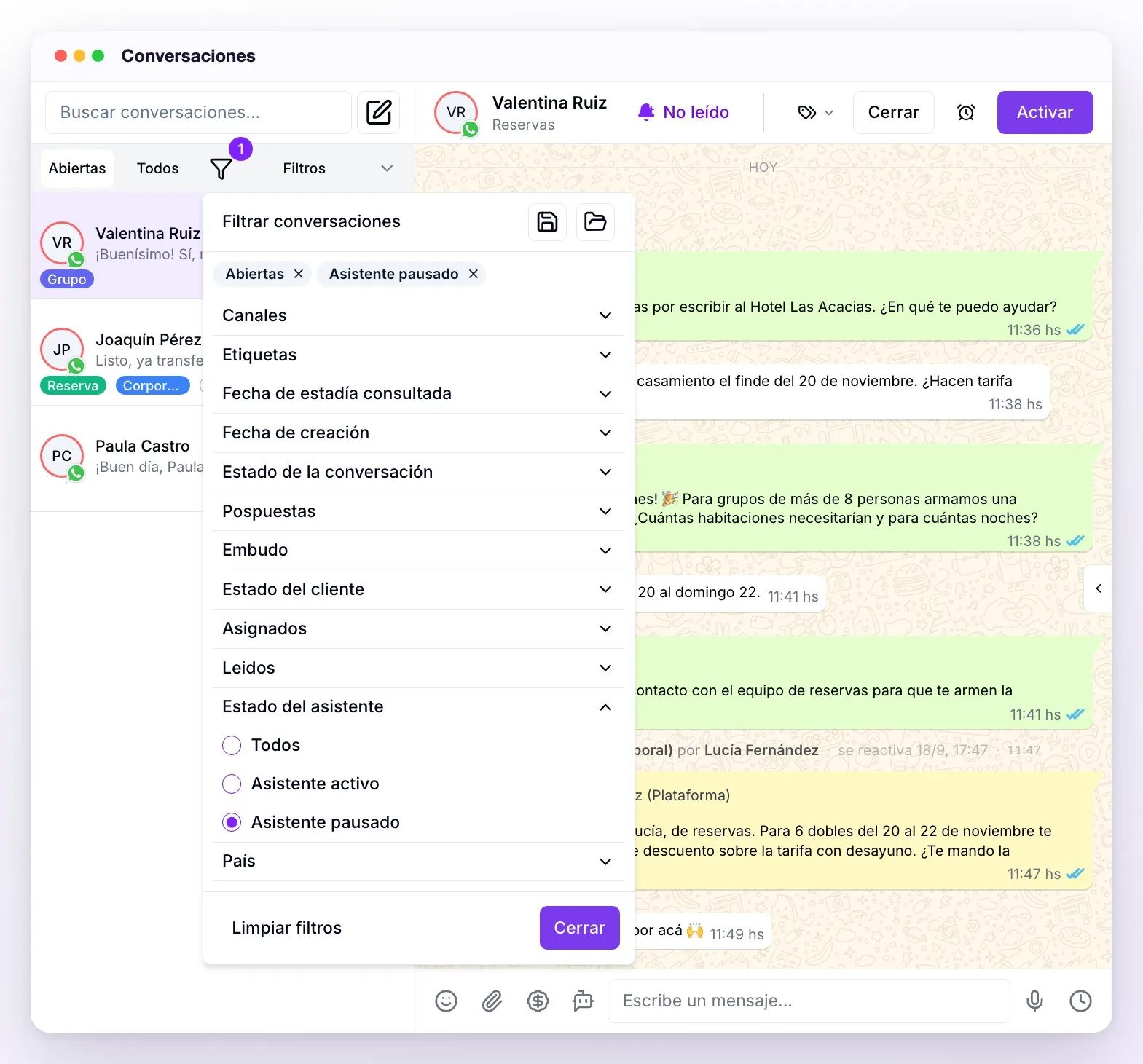 El panel Filtrar conversaciones abierto sobre la lista: los botones para guardar y cargar filtros, los filtros activos Abiertas y Asistente pausado, la lista de filtros y Estado del asistente desplegado con Asistente pausado elegido