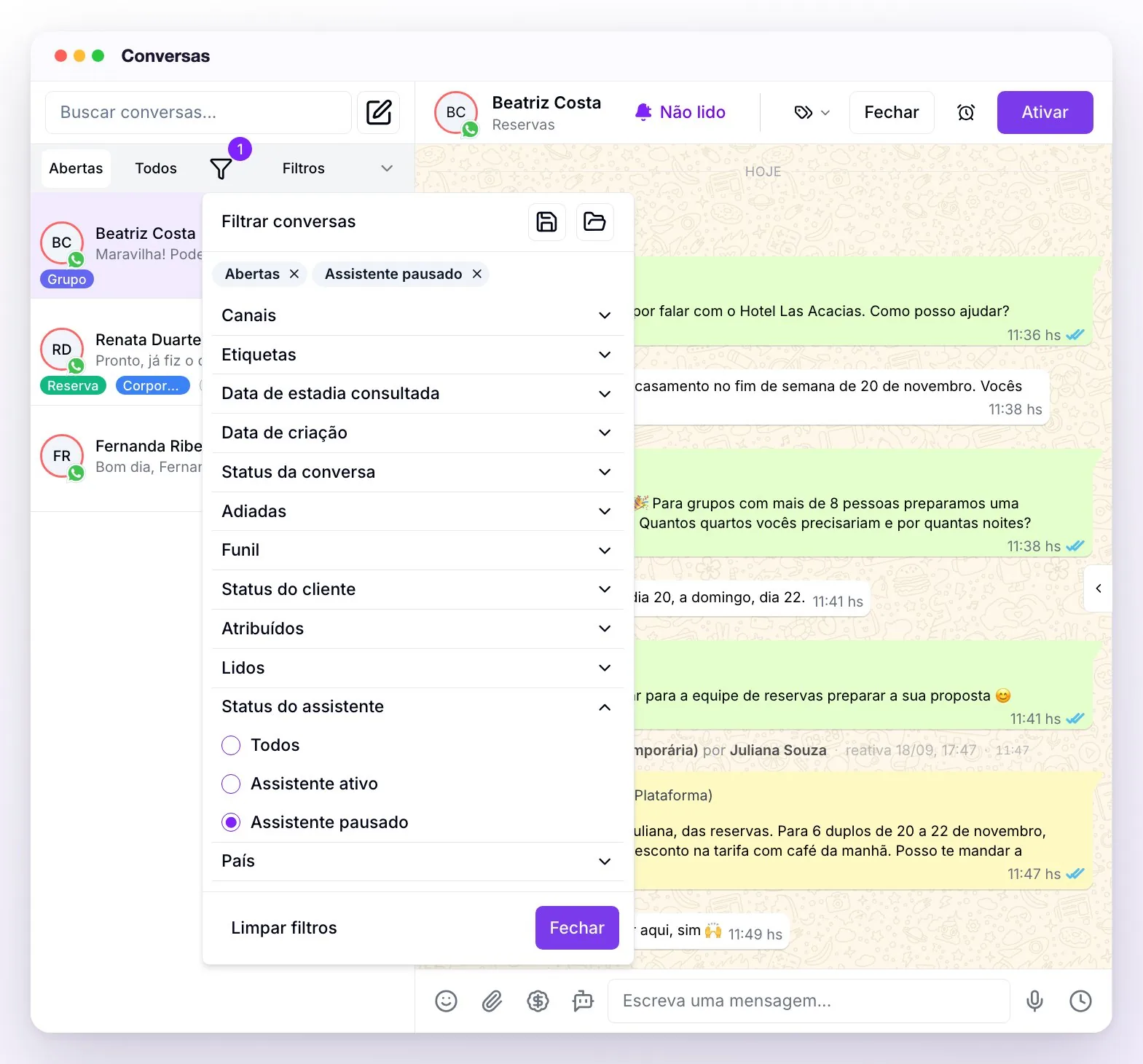 O painel Filtrar conversas aberto sobre a lista: os botões para salvar e carregar filtros, os filtros ativos Abertas e Assistente pausado, a lista de filtros e Status do assistente aberto com Assistente pausado escolhido