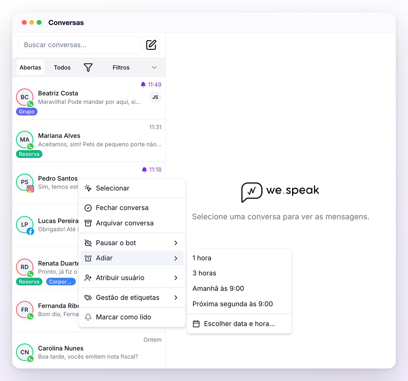 O menu que abre com o clique direito sobre uma conversa da lista: Selecionar, Fechar conversa, Arquivar conversa, Pausar o bot, Adiar com suas opções abertas, Atribuir usuário, Gestão de etiquetas e Marcar como lido