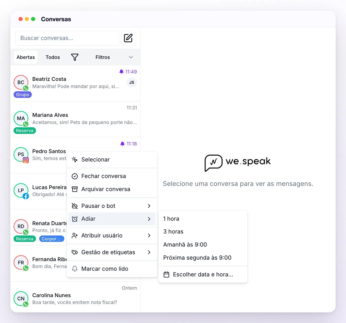 O menu que abre com o clique direito sobre uma conversa da lista: Selecionar, Fechar conversa, Arquivar conversa, Pausar o bot, Adiar com suas opções abertas, Atribuir usuário, Gestão de etiquetas e Marcar como lido