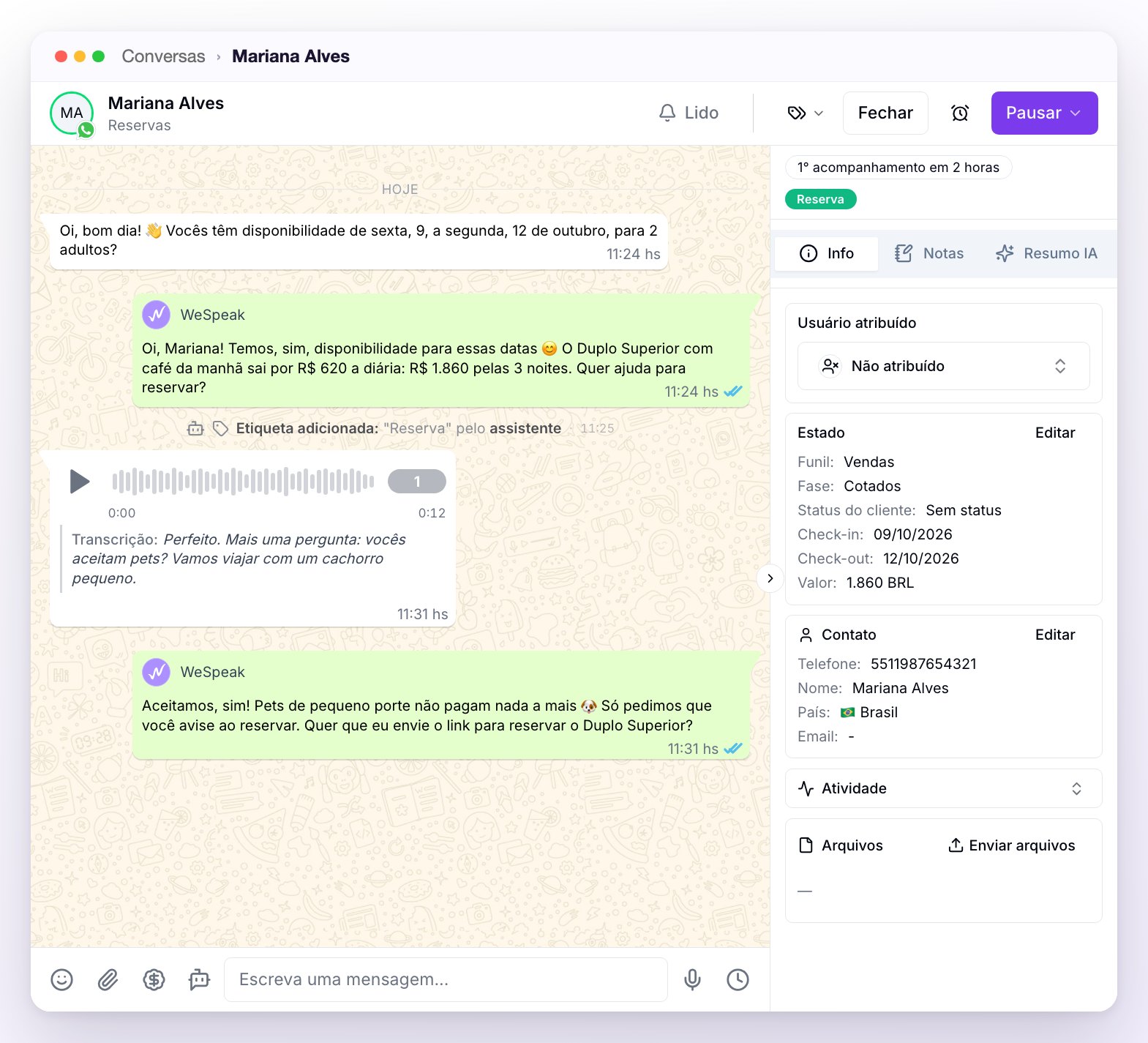 Uma conversa aberta: o cabeçalho com Lido, etiquetas, Fechar, adiar e Pausar; as mensagens da hóspede em branco e as do assistente em verde, uma nota de voz com sua transcrição, a linha de atividade da etiqueta e, à direita, o painel do contato na aba Info