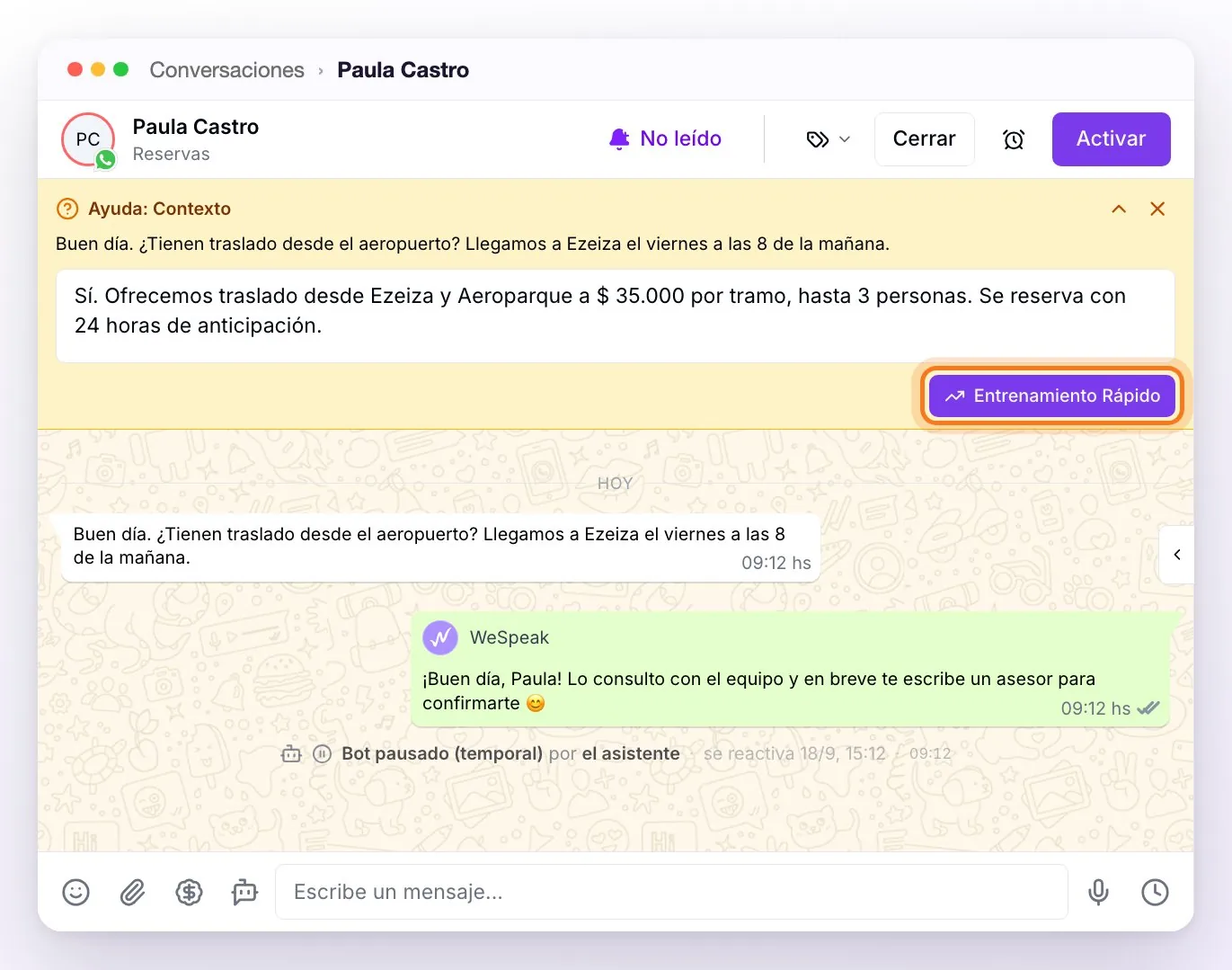 Una conversación en la que el asistente se detuvo: el aviso Ayuda: Contexto con la pregunta de la huésped, la respuesta escrita en el cuadro y el botón Entrenamiento Rápido señalado