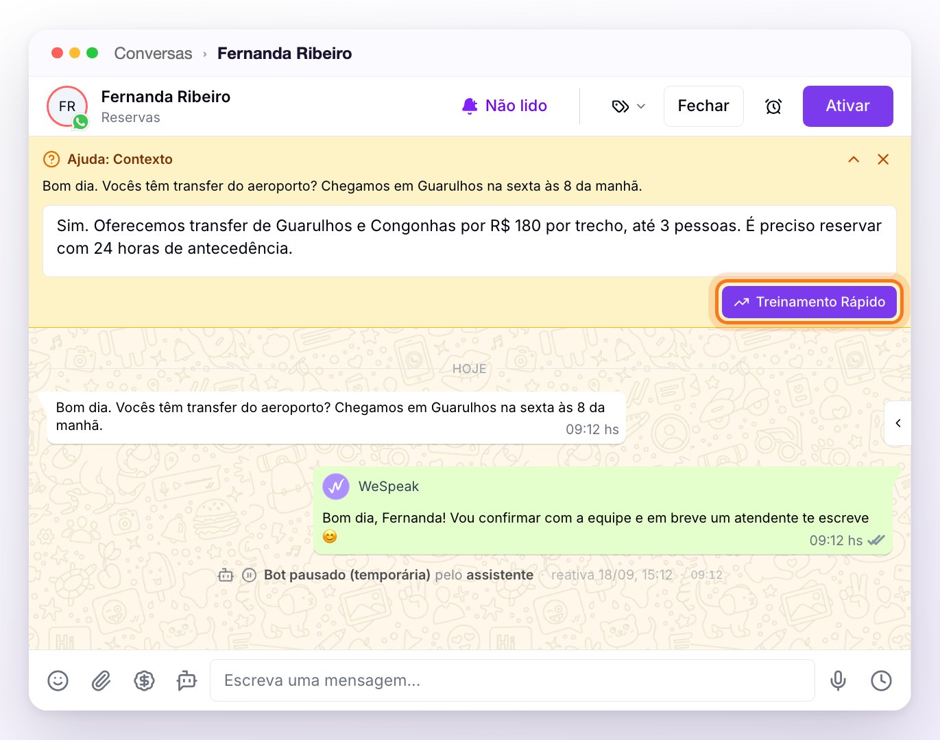 Uma conversa em que o assistente parou: o aviso Ajuda: Contexto com a pergunta da hóspede, a resposta escrita na caixa e o botão Treinamento Rápido destacado, e no histórico a linha Bot pausado (temporária) pelo assistente