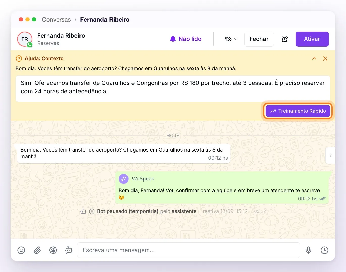 Uma conversa em que o assistente parou: o aviso Ajuda: Contexto com a pergunta da hóspede, a resposta escrita no quadro e o botão Treinamento Rápido destacado
