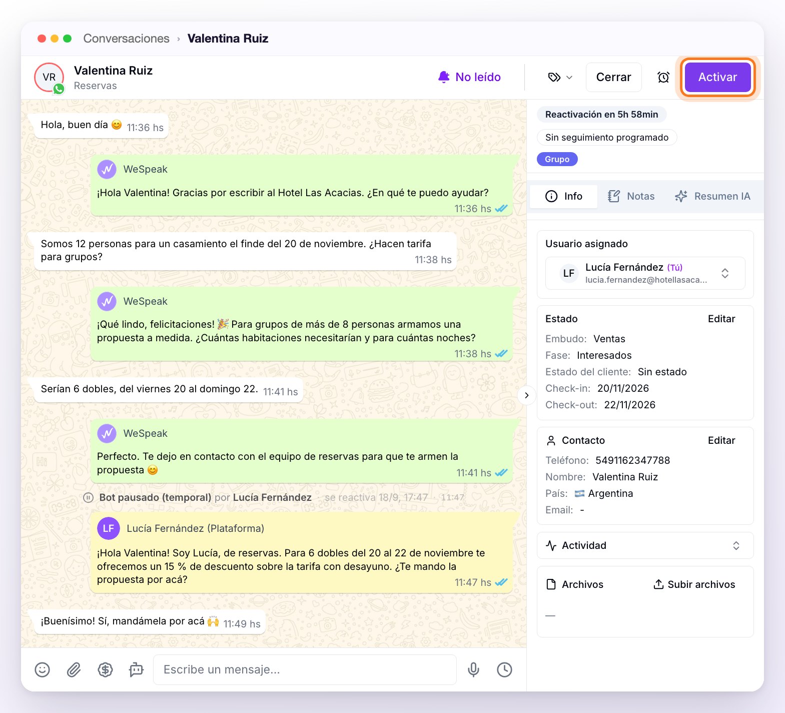 Una conversación que tomó una persona del equipo: la línea Bot pausado (temporal) con la hora en que se reactiva, su mensaje en amarillo con el nombre y (Plataforma), el botón Activar señalado y, en el panel del contacto, Reactivación en 5h 58min y el usuario asignado