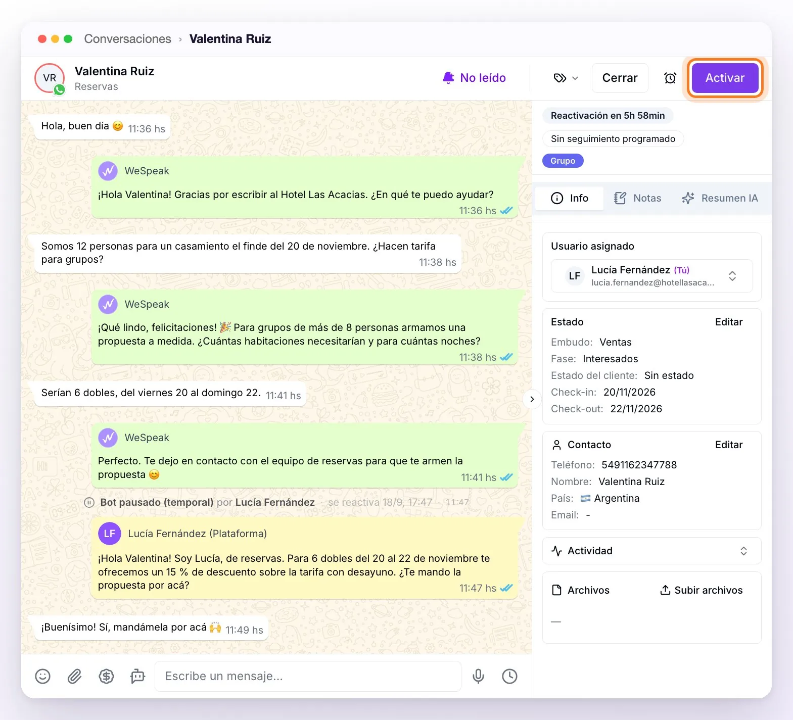 Una conversación que tomó una persona del equipo: la línea Bot pausado (temporal) con la hora en que se reactiva, su mensaje en amarillo con el nombre y (Plataforma), el botón Activar señalado y, en el panel del contacto, Reactivación en 5h 58min y el usuario asignado