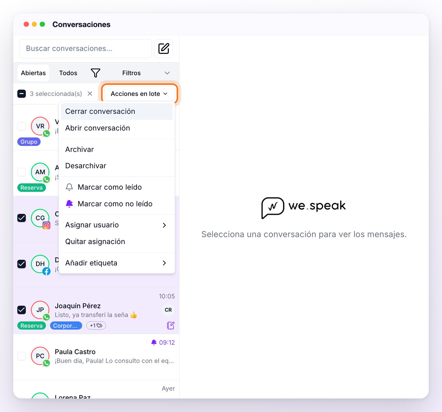 La lista en selección múltiple con tres conversaciones marcadas y el menú Acciones en lote abierto: Cerrar conversación, Abrir conversación, Archivar, Desarchivar, Marcar como leído, Marcar como no leído, Asignar usuario, Quitar asignación y Añadir etiqueta