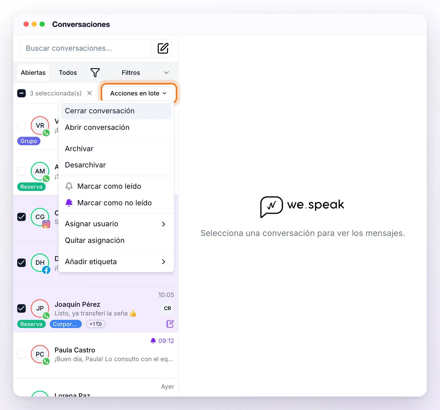 La lista en selección múltiple con tres conversaciones marcadas y el menú Acciones en lote abierto: Cerrar conversación, Abrir conversación, Archivar, Desarchivar, Marcar como leído, Marcar como no leído, Asignar usuario, Quitar asignación y Añadir etiqueta