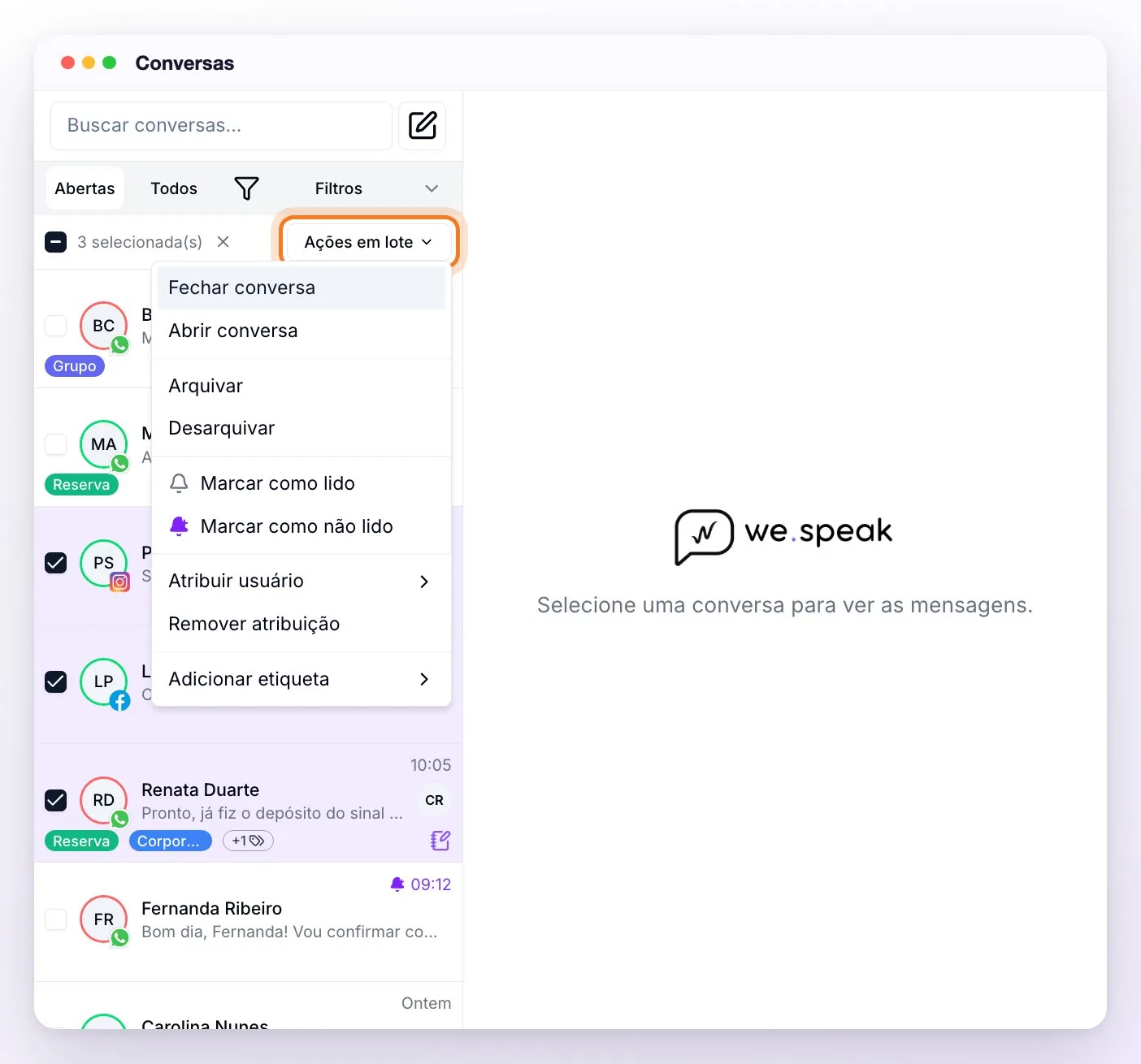 A lista em seleção múltipla com três conversas marcadas e o menu Ações em lote aberto: Fechar conversa, Abrir conversa, Arquivar, Desarquivar, Marcar como lido, Marcar como não lido, Atribuir usuário, Remover atribuição e Adicionar etiqueta