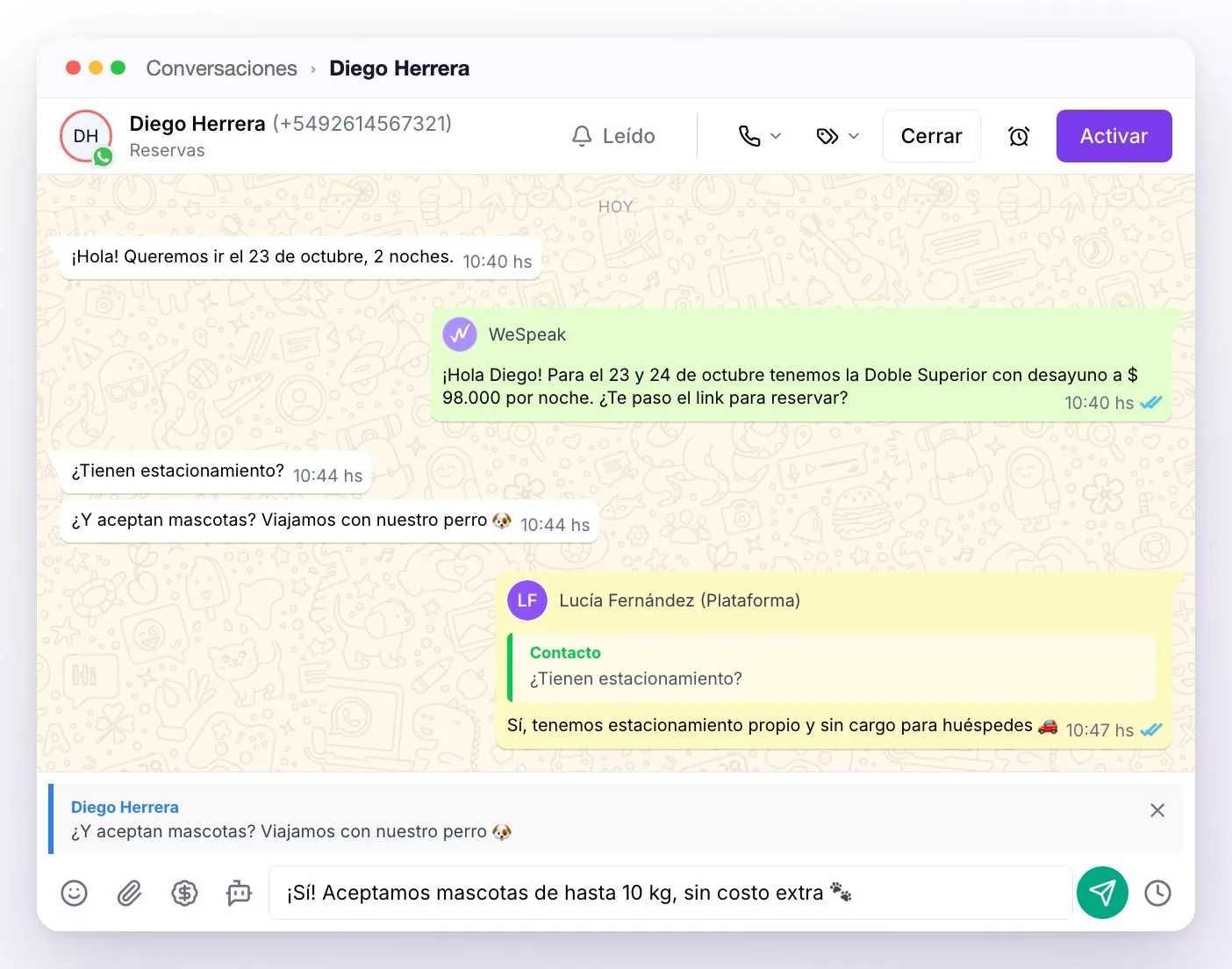 Una respuesta ya enviada con la cita del mensaje del huésped adentro y, sobre el cuadro de escritura, otra cita en preparación con el nombre del huésped, su mensaje y la ✕ para cancelarla