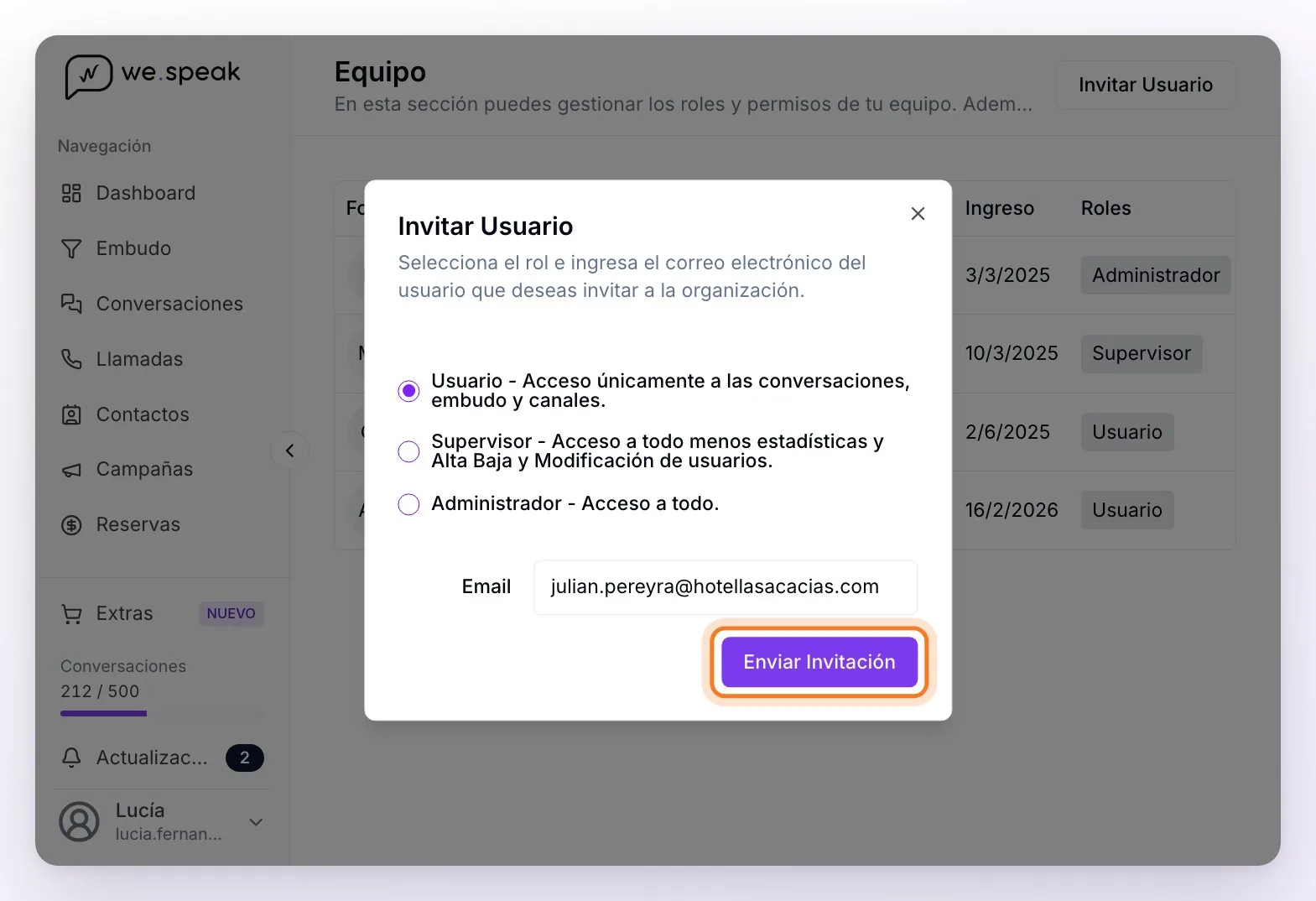La ventana Invitar Usuario con el rol Usuario elegido, el correo de la persona escrito y el botón Enviar Invitación señalado