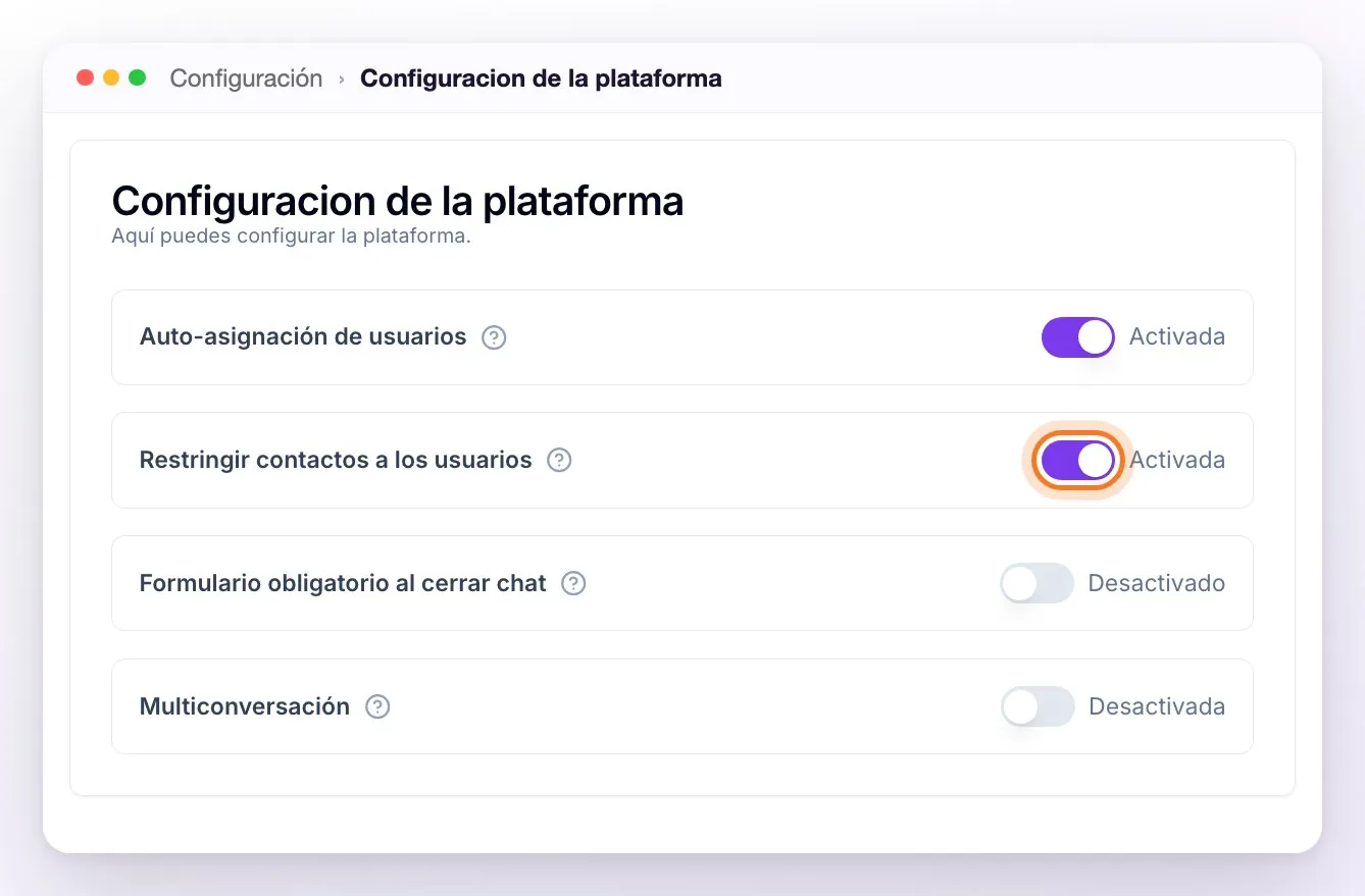 La tarjeta Configuración de la plataforma con Auto-asignación de usuarios y Restringir contactos a los usuarios activadas, y el interruptor de Restringir contactos a los usuarios señalado