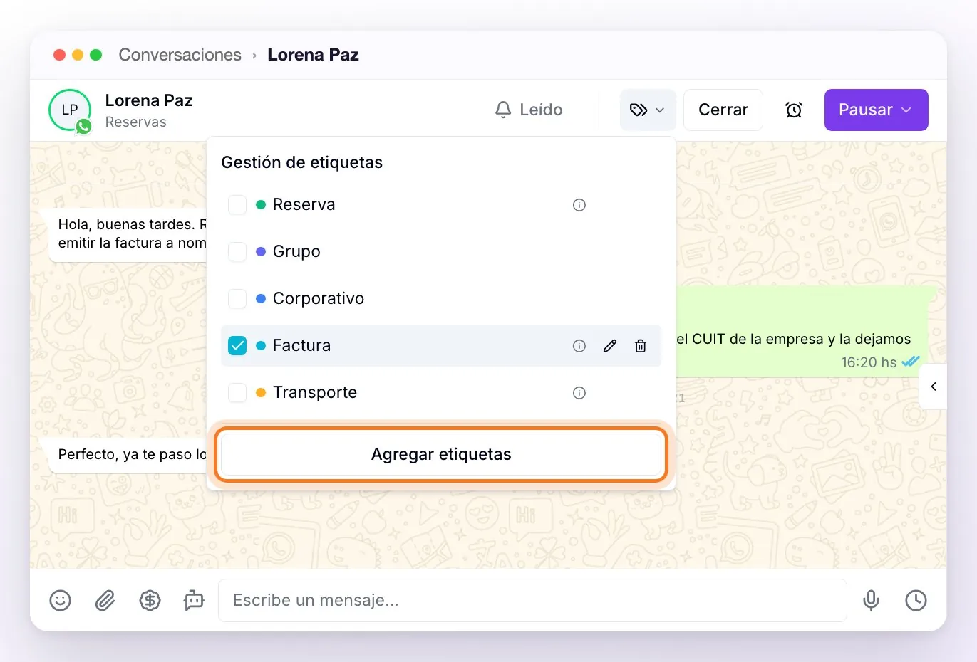 El encabezado de una conversación con el menú Gestión de etiquetas abierto: la lista de etiquetas con sus casillas, la etiqueta Factura marcada con los botones para editarla y eliminarla, y abajo el botón Agregar etiquetas señalado