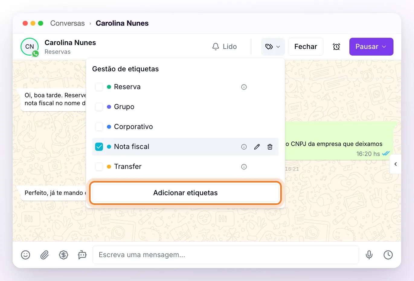 O cabeçalho de uma conversa com o menu Gestão de etiquetas aberto: a lista de etiquetas com suas caixas, a etiqueta Nota fiscal marcada com os botões para editá-la e excluí-la e, embaixo, o botão Adicionar etiquetas destacado