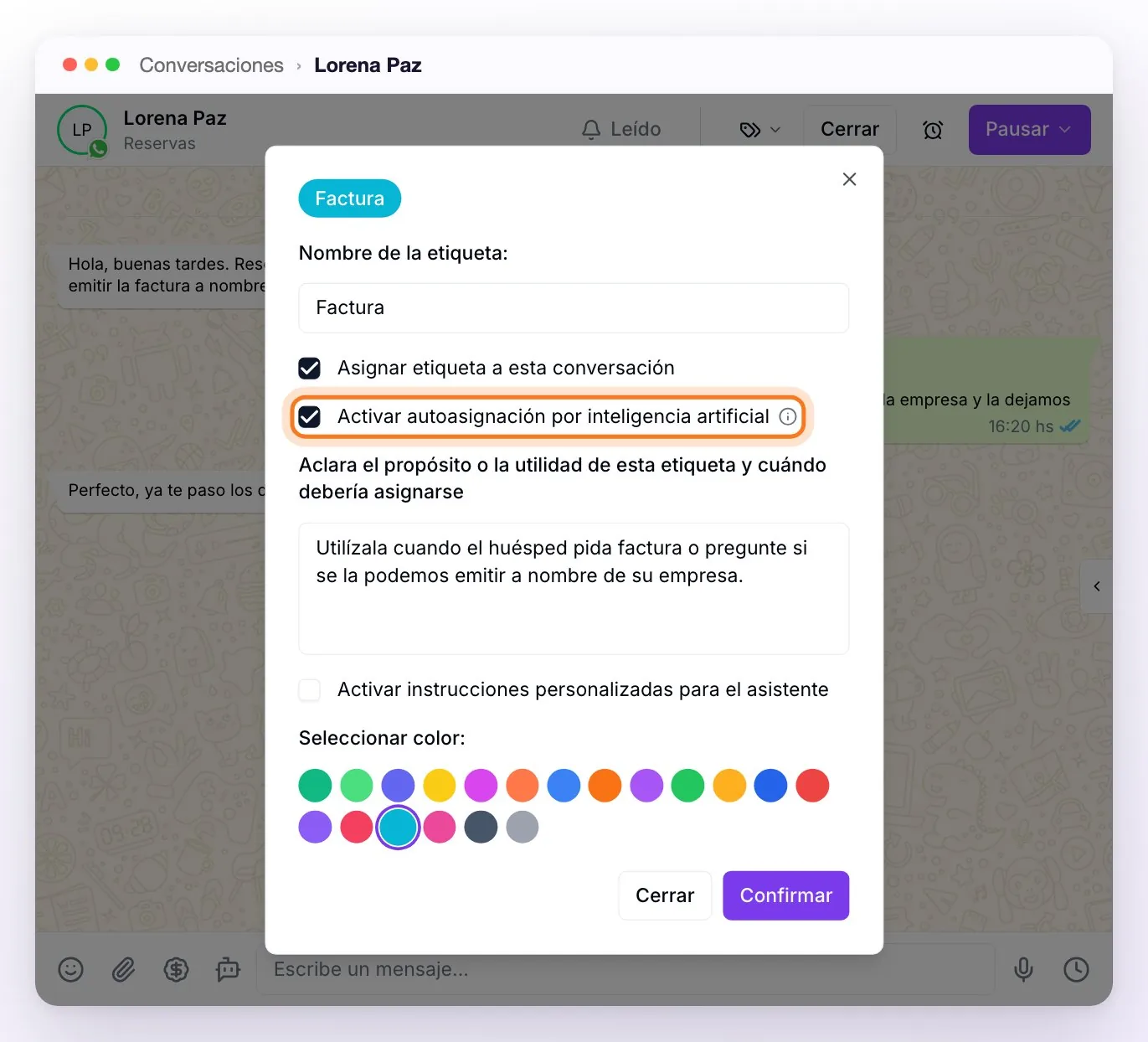 La ventana para crear la etiqueta Factura: el nombre, Asignar etiqueta a esta conversación marcado, Activar autoasignación por inteligencia artificial marcado y señalado, la descripción de cuándo usarla, las instrucciones personalizadas sin marcar, el color elegido y los botones Cerrar y Confirmar