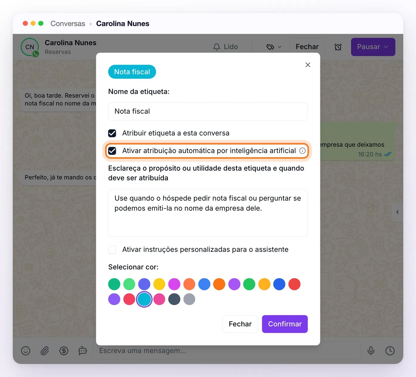A janela para criar a etiqueta Nota fiscal: o nome, Atribuir etiqueta a esta conversa marcado, Ativar atribuição automática por inteligência artificial marcado e destacado, a descrição de quando usá-la, as instruções personalizadas sem marcar, a cor escolhida e os botões Fechar e Confirmar