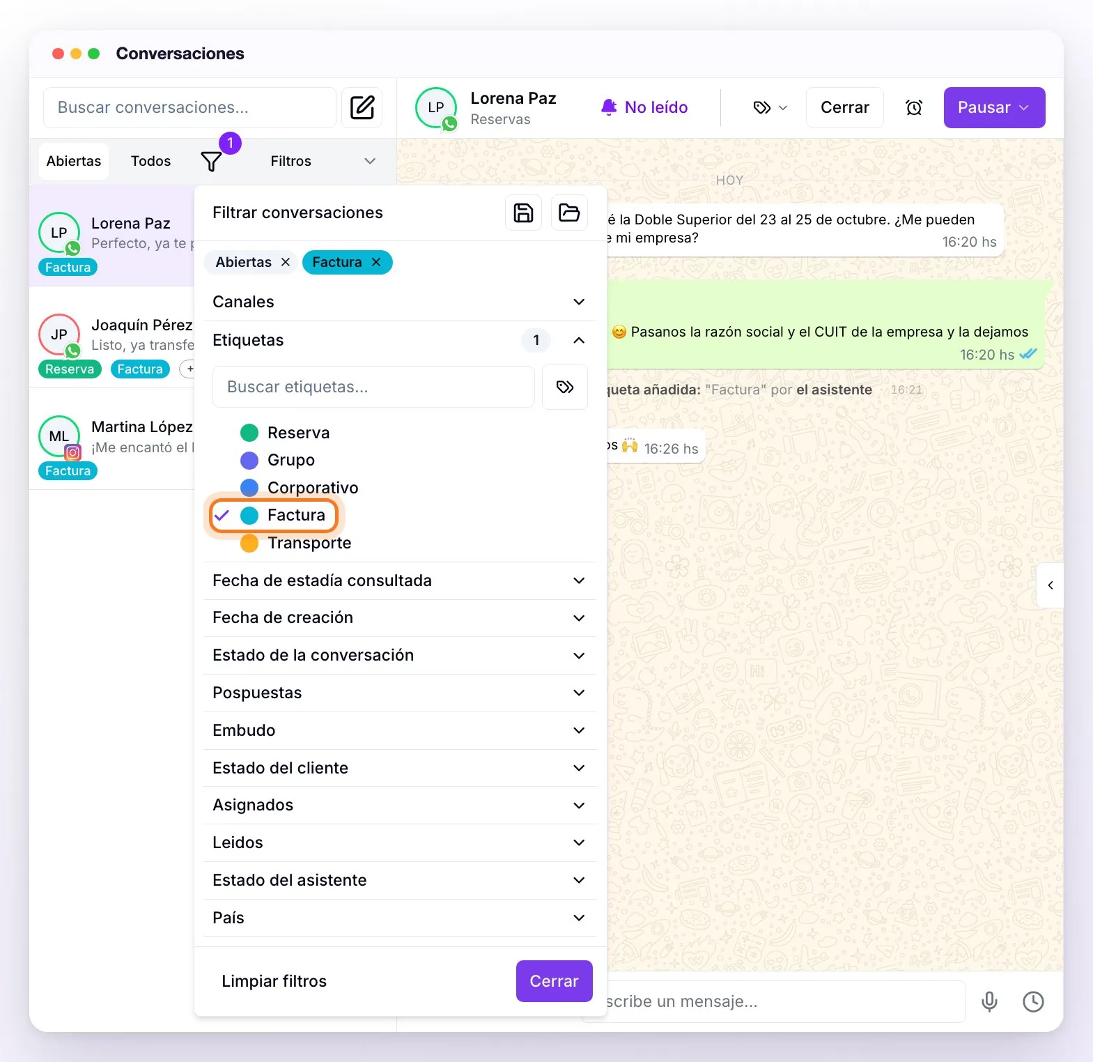 La lista de conversaciones filtrada por la etiqueta Factura: el panel Filtrar conversaciones con Etiquetas desplegado, la casilla de Factura marcada y señalada, y a la izquierda las tres conversaciones que tienen esa etiqueta