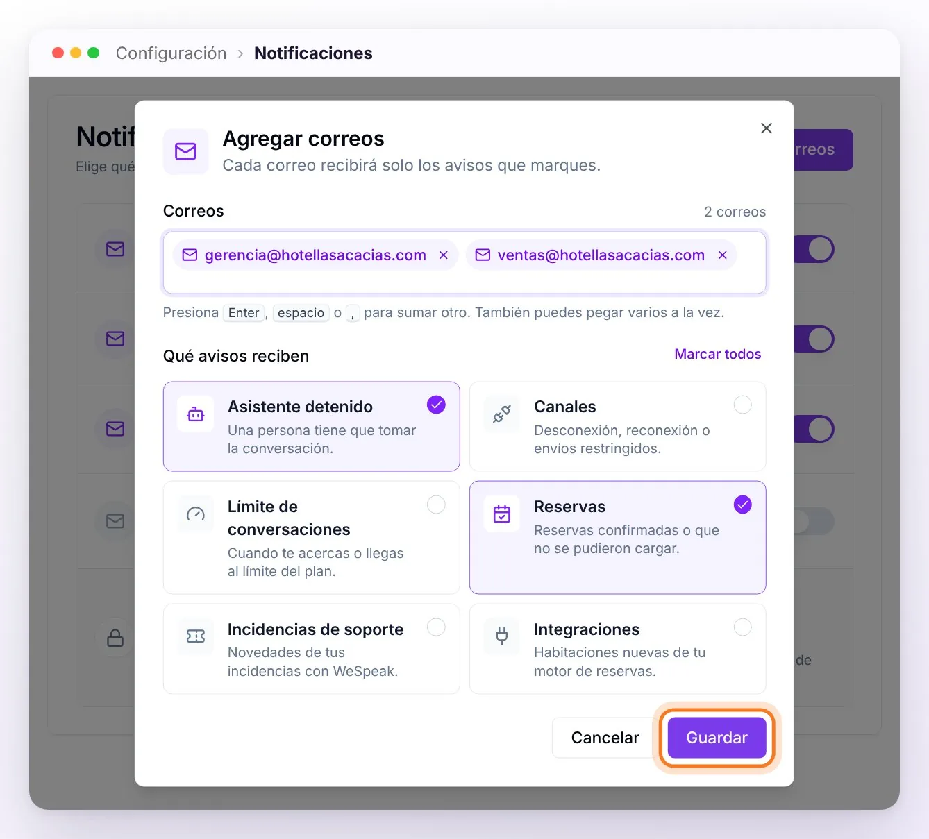 La ventana Agregar correos con dos correos escritos como etiquetas y, en Qué avisos reciben, las tarjetas de cada aviso con Asistente detenido y Reservas marcadas; el botón Guardar señalado