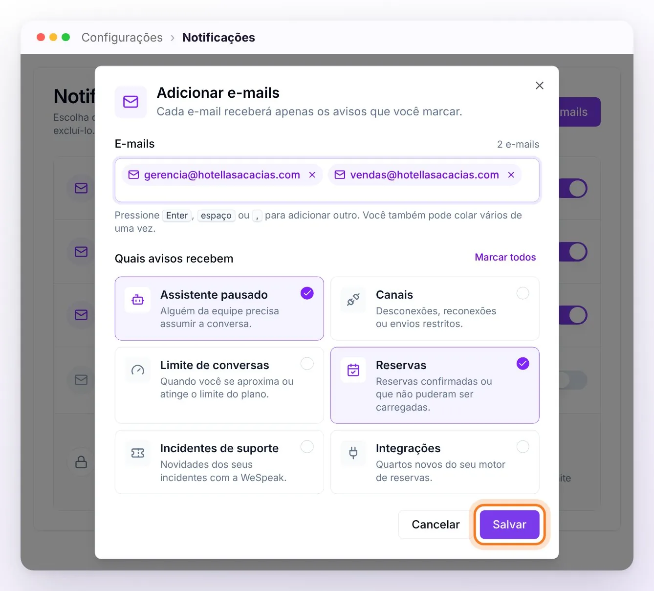 A janela Adicionar e-mails com dois e-mails escritos como etiquetas e, em Quais avisos recebem, o cartão de cada aviso com Assistente pausado e Reservas marcados; o botão Salvar destacado