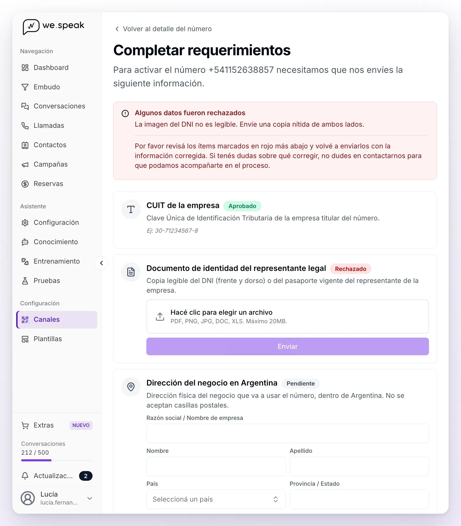 La pantalla Completar requerimientos de un número de Argentina: el aviso Algunos datos fueron rechazados con el motivo, el CUIT aprobado, el documento del representante legal rechazado con el campo para subir el archivo y el botón Enviar, y la dirección del negocio pendiente con su formulario