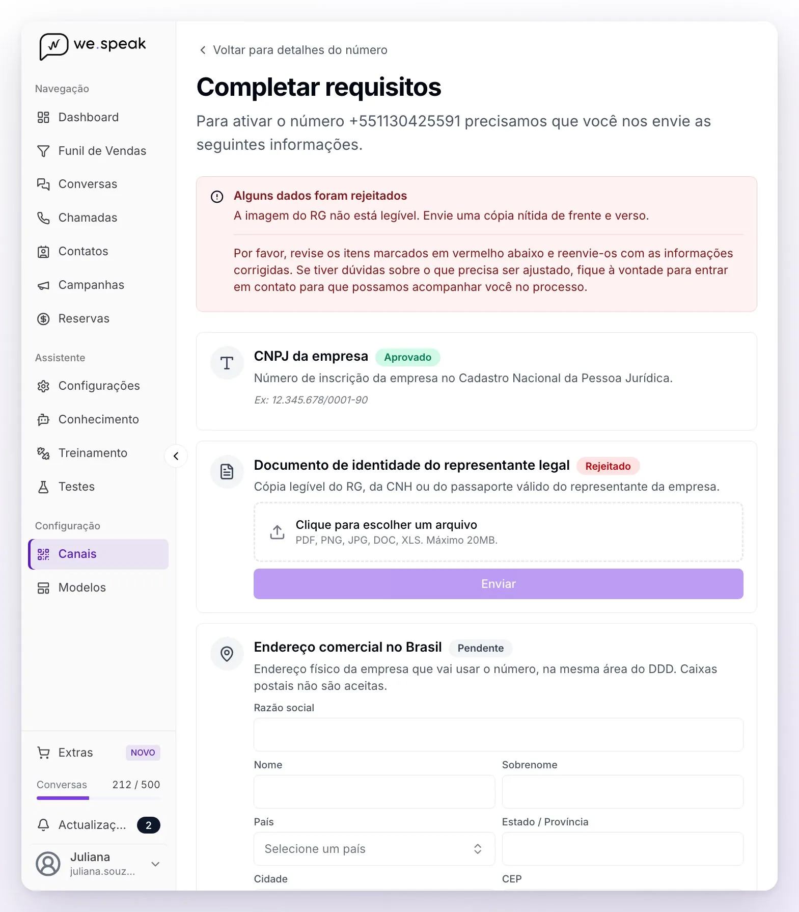 A tela Completar requisitos de um número do Brasil: o aviso Alguns dados foram rejeitados com o motivo, um item aprovado, outro rejeitado com o campo para enviar o arquivo e o botão Enviar, e o endereço comercial pendente com seu formulário