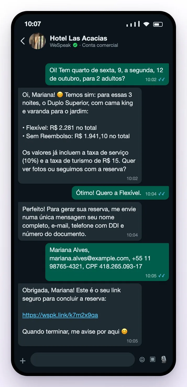 A conversa no WhatsApp da hóspede: o assistente cota o Duplo Superior com o total com impostos, pede os dados numa única mensagem e envia o link seguro para concluir a reserva