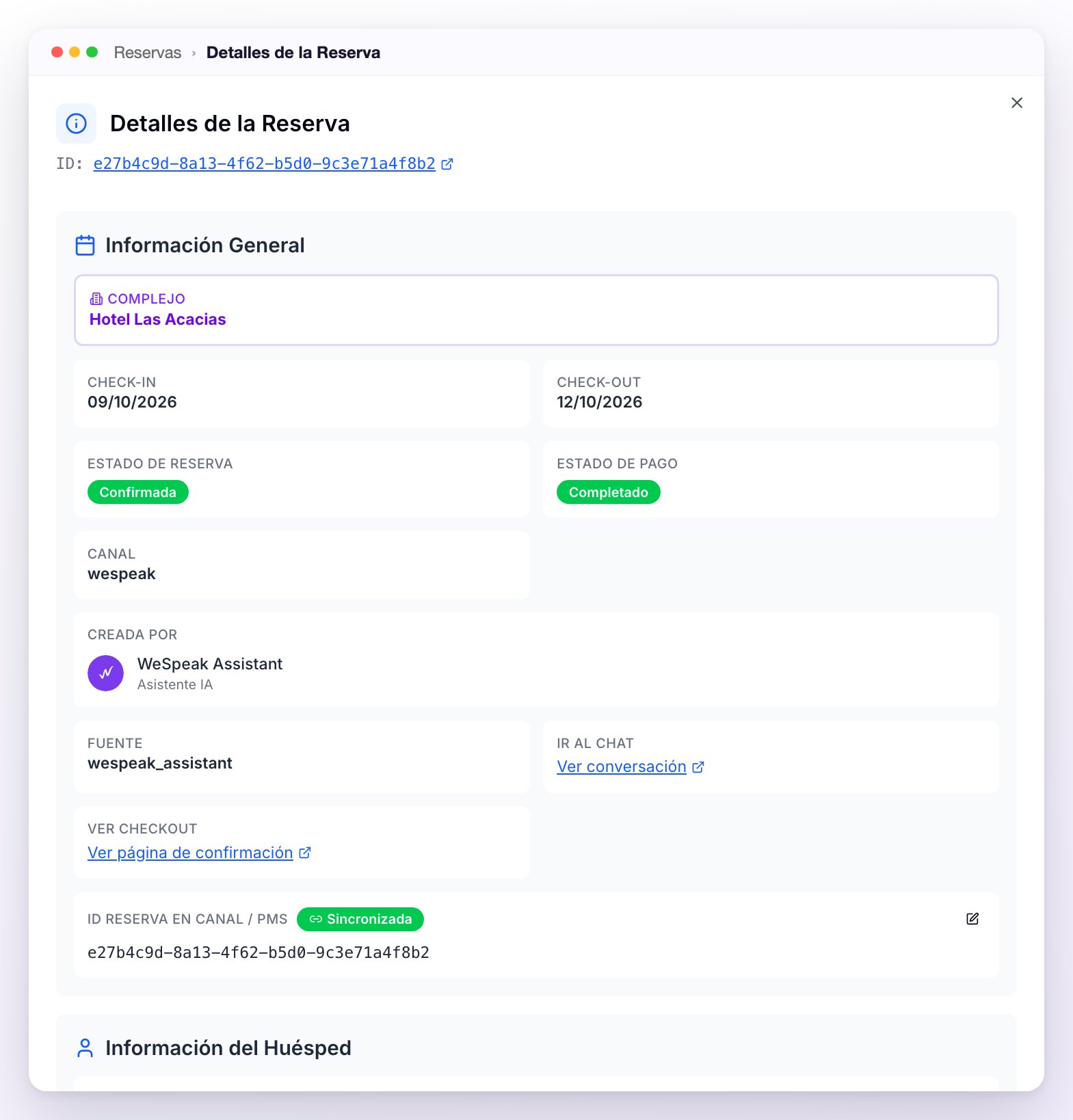 Detalles de la Reserva de Ana Martínez: el ID de la reserva y la Información General con el complejo, check-in y check-out, Estado de Reserva Confirmada, Estado de Pago Completado, canal, Creada por WeSpeak Assistant, los accesos Ir al chat y Ver checkout, y el ID de la reserva en canal o PMS como Sincronizada