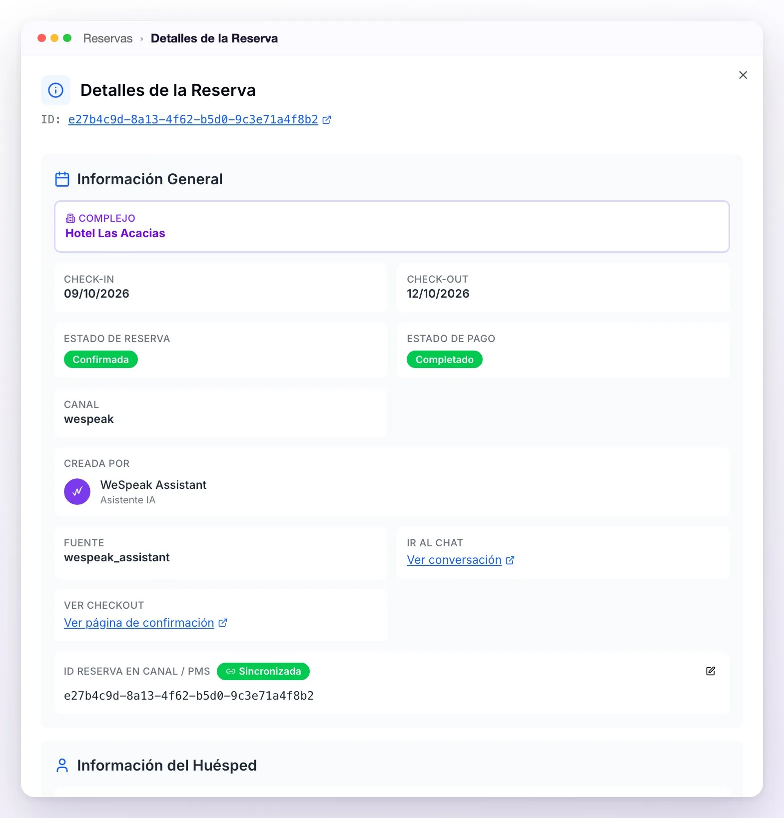 Detalles de la Reserva de Ana Martínez: el ID de la reserva y la Información General con el complejo, check-in y check-out, Estado de Reserva Confirmada, Estado de Pago Completado, canal, Creada por WeSpeak Assistant, los accesos Ir al chat y Ver checkout, y el ID de la reserva en canal o PMS como Sincronizada