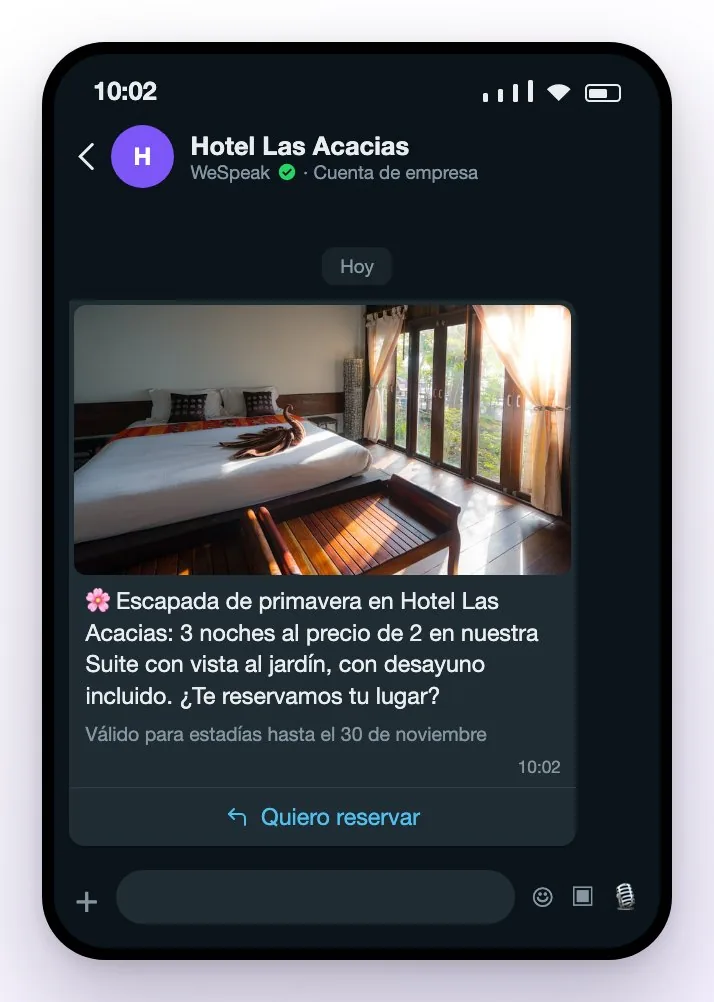 El WhatsApp del huésped con una plantilla del hotel: la foto de la habitación arriba, el texto de la promoción, el pie y el botón Quiero reservar