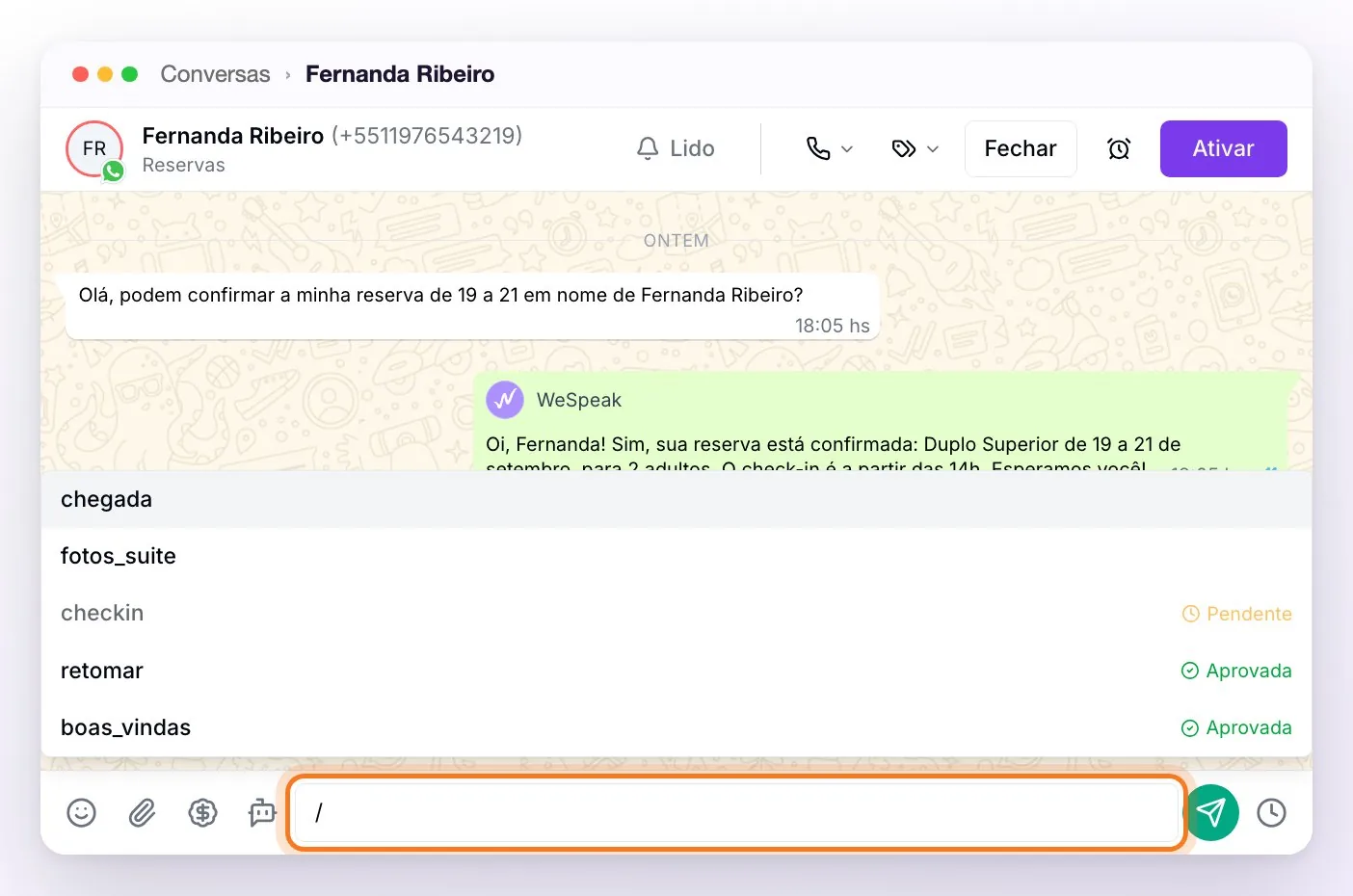 Uma conversa de WhatsApp API dentro das 24 horas com / digitado na caixa de escrita e a lista de modelos aberta: dois locais, um pendente desabilitado e dois aprovados