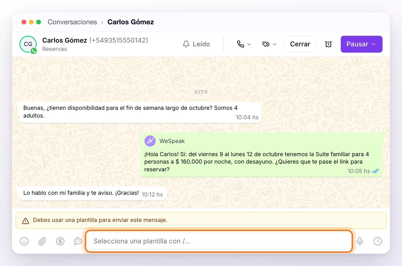 Una conversación de WhatsApp API cuyo último mensaje del huésped es de ayer: sobre el cuadro de escritura aparece el aviso de que hay que usar una plantilla, el cuadro dice Selecciona una plantilla con / y los botones de emoji, adjuntos y audio están desactivados